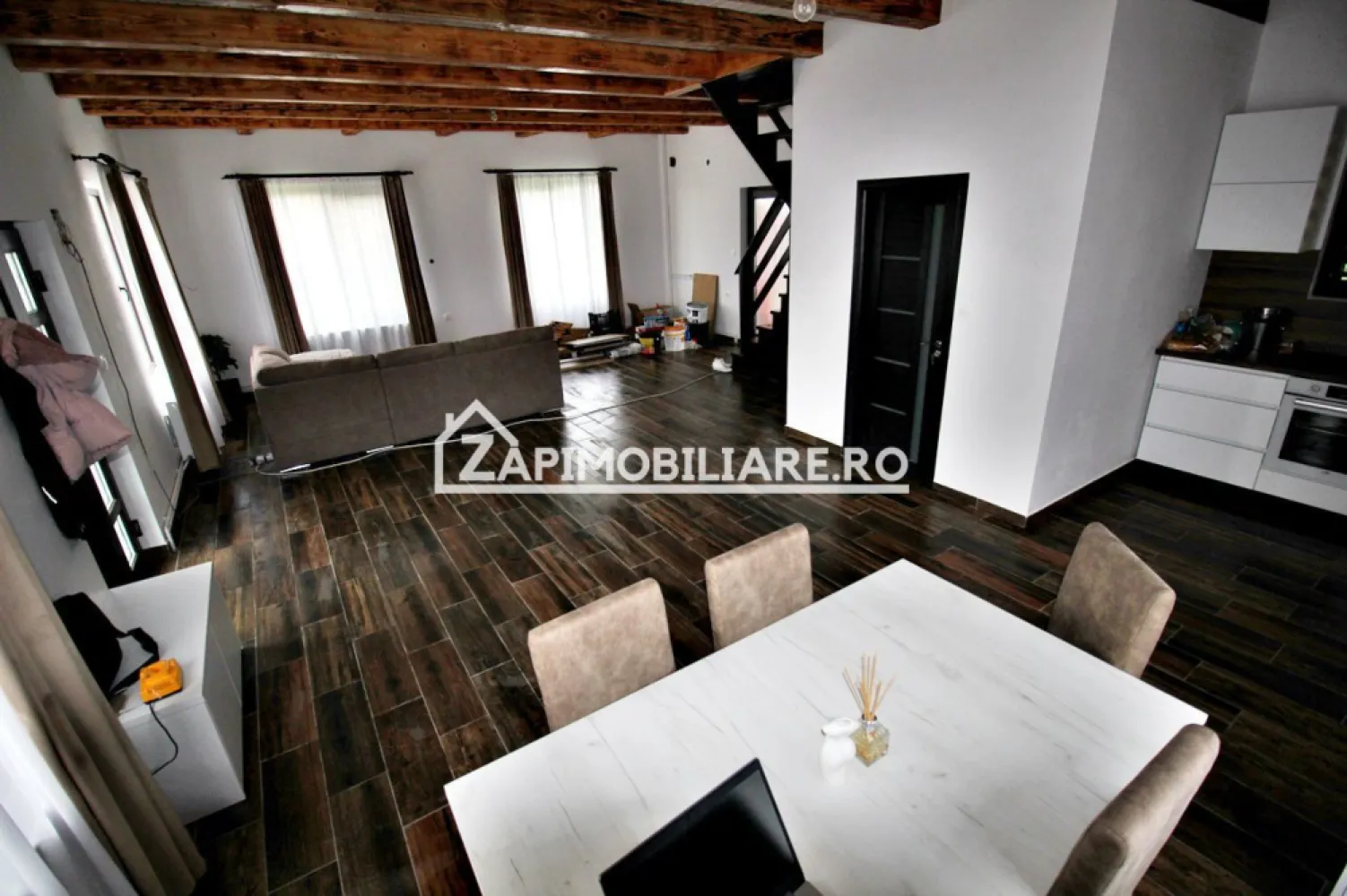 Casa de vacanță 4 camere la cheie,500mp teren,Câmpul Cetății - Contact 0774048706 Bogdan
De vânzare casă din carămidă la cheie constructie NOUĂ, mobilată si utilată, singur în curte 4 camere situată în Campul Cetătii suprafața utilă de 120.mp amplasată pe un teren cu suprafața de 500 mp, 
Compartimentare:
- la parter: 1 living, 1 bucătărie, 1 baie, 1 terasă acoperită, 
- la etaj: 3 dormitoare, 1 baie, 3 balcoane.1 hol
 - in pret este inclus
- gard, porti, pavaj,1 ciubăr , 1 mini piscină de 8 persoane cu jakuzi, terasă acoperită si placată cu wpc, loc de grătar acoperit , copertină auto,centrală pe lemne,. gresie, faianță, parchet, usi interioare, obiecte sanitare ,prize intrerupătoare, corpuri de iluminat, perdele, mobilată si utilată
Detalii:
- calorifere, geamuri termopan, 
- fundația casei are o adâncime de 1 m, pereții sunt din cărămidă, acoperișul de țiglă, izolată cu polistiren de 10 cm.
- anul construcției 2021.
Utilitați:
- curent, apă, canalizare/ fosă septică.

Casa se vinde la cheie la prețul de 178.000 Euro negociabil. Comision ZERO!
Contact 0774048706 Bogdan
Daca vă place această ofertă sau pentru alte informații sunați la numărul de contact din anunț! 
Compania Zap Imobiliare vă pune la dispoziție toate actele și documentele necesare alături de asistență și consiliere permanentă până la finalizarea achiziției imobiliare. 
Ne dorim să îți oferim cea mai plăcută experiență, îndeplinim vise cu pereți!