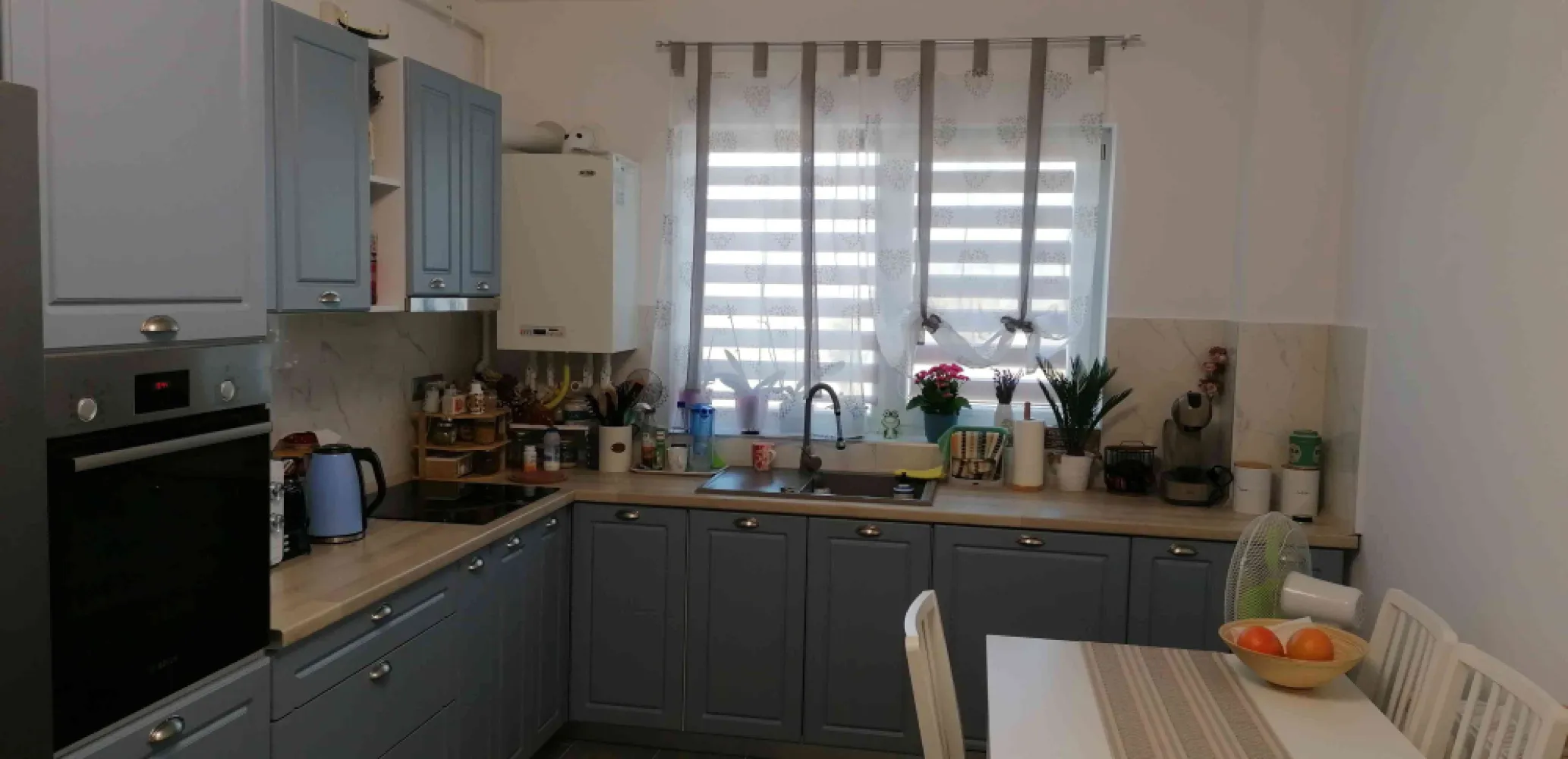 Apartament 2 camere Apahida - PF vând apartament cu 2 camere în Apahida, bloc nou, etaj 2 din &nbsp;3, 45 mp, compartimentat astfel: hol, livuling+bucătărie, dormitor, baie, debara iar la dormitor este balcon. Centrala proprie, sistem de ventilație activ.Dacă se doreste se poate vinde utilat și mobilat. Imobilul este langa stația de bus. Optional loc de parcare. Nu sunt interesat de colaborare cu agenții.