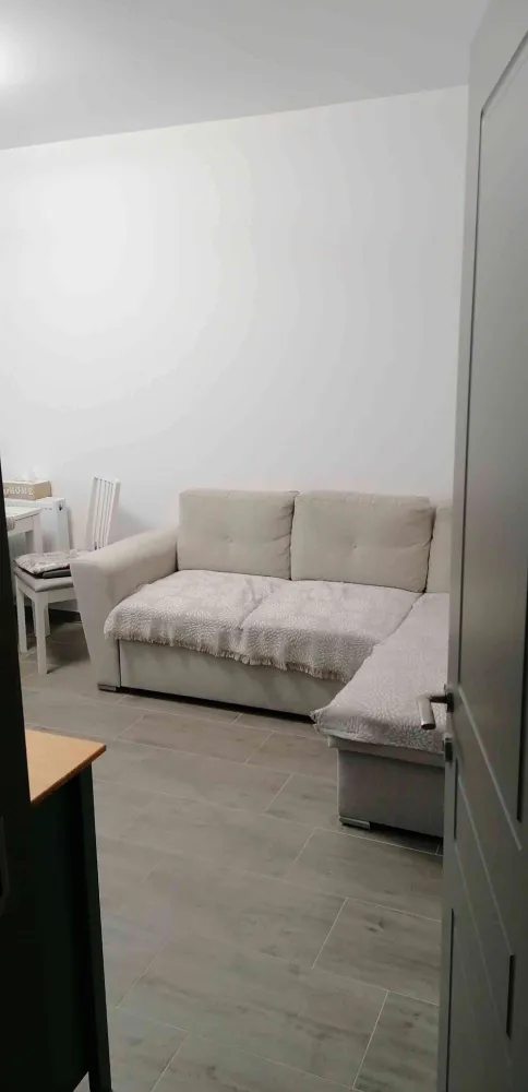 Apartament 2 camere Apahida - PF vând apartament cu 2 camere în Apahida, bloc nou, etaj 2 din &nbsp;3, 45 mp, compartimentat astfel: hol, livuling+bucătărie, dormitor, baie, debara iar la dormitor este balcon. Centrala proprie, sistem de ventilație activ.Dacă se doreste se poate vinde utilat și mobilat. Imobilul este langa stația de bus. Optional loc de parcare. Nu sunt interesat de colaborare cu agenții.