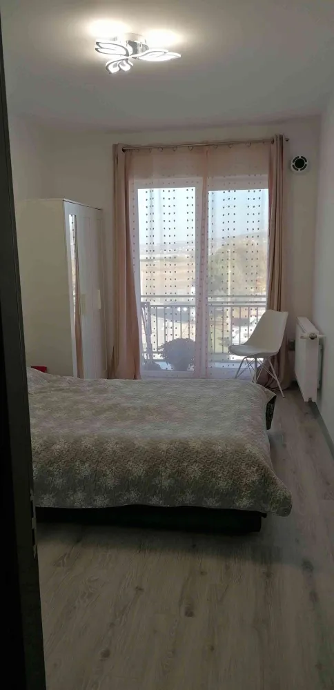 Apartament 2 camere Apahida - PF vând apartament cu 2 camere în Apahida, bloc nou, etaj 2 din &nbsp;3, 45 mp, compartimentat astfel: hol, livuling+bucătărie, dormitor, baie, debara iar la dormitor este balcon. Centrala proprie, sistem de ventilație activ.Dacă se doreste se poate vinde utilat și mobilat. Imobilul este langa stația de bus. Optional loc de parcare. Nu sunt interesat de colaborare cu agenții.
