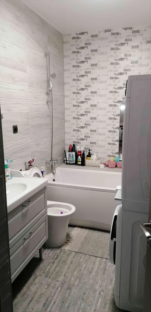 Apartament 2 camere Apahida - PF vând apartament cu 2 camere în Apahida, bloc nou, etaj 2 din &nbsp;3, 45 mp, compartimentat astfel: hol, livuling+bucătărie, dormitor, baie, debara iar la dormitor este balcon. Centrala proprie, sistem de ventilație activ.Dacă se doreste se poate vinde utilat și mobilat. Imobilul este langa stația de bus. Optional loc de parcare. Nu sunt interesat de colaborare cu agenții.