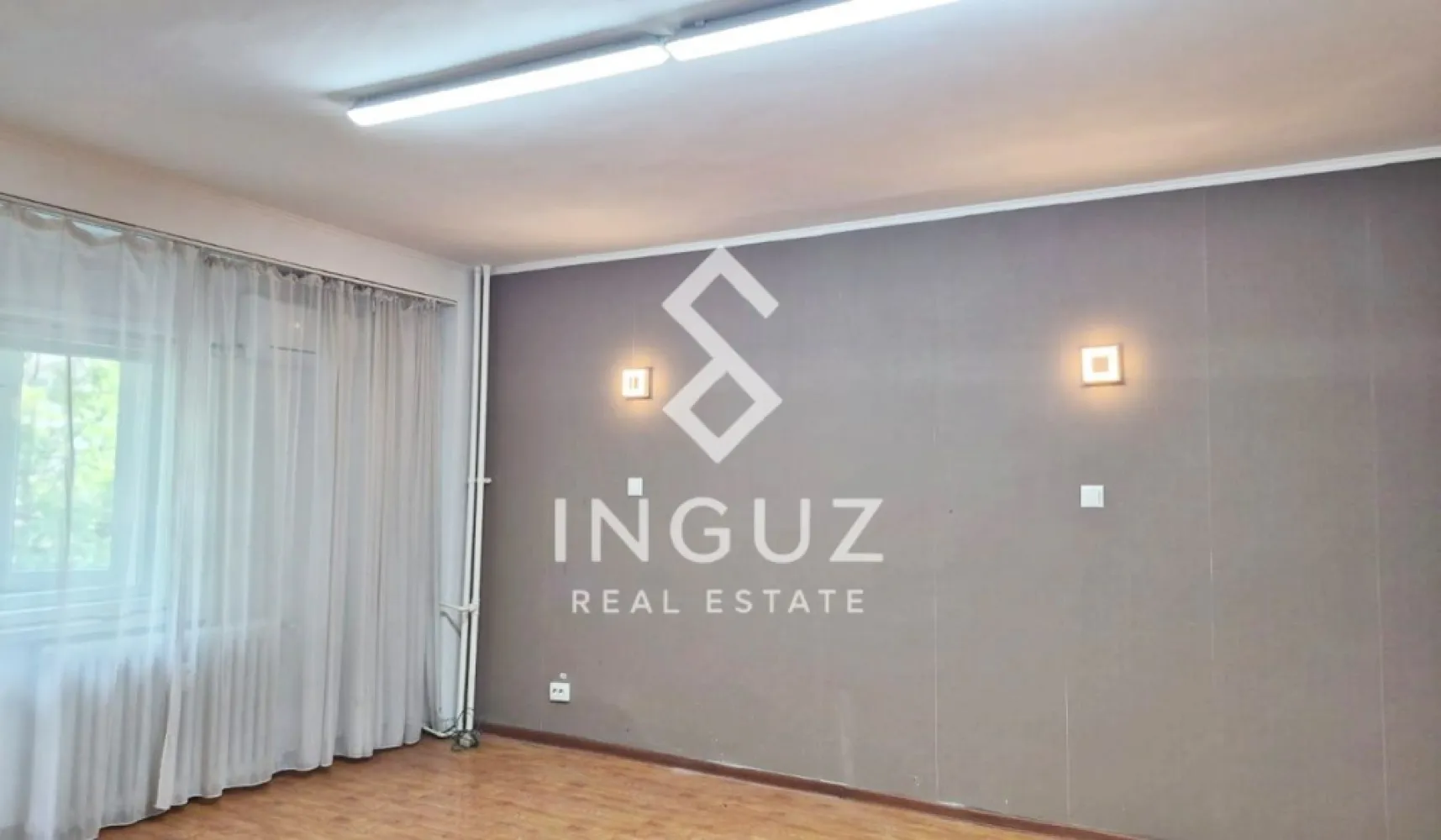 Apartment for Rent – 3 Rooms | Decebal Boulevard | Spacious | Prime Lo - Apartment for Rent – 3 Rooms | Decebal Boulevard | Spacious | Prime Location

Price: 750 € / month

Spacious 3-room apartment located on Bulevardul Decebal, one of the most sought-after central areas in Bucharest, known for its restaurants, cafes, services, and excellent connectivity.

Property Details
3 rooms, decomposed layout (fully separated rooms)
Usable area: 90 m²
Floor: 1
Street-facing position (stradal)
2 bathrooms
3 balconies
Construction period: 1990–2000
Features
Very spacious and well-distributed rooms
Bright apartment with good natural light
Furnished kitchen
Washing machine included
Air conditioning installed
Unfurnished – ideal for personal furnishing
Well-maintained building in a central residential block
Location Advantages
Directly on Decebal Boulevard
One of the most active and desirable areas in Bucharest
Close to restaurants, cafes, supermarkets, and daily services
Quick access to metro and public transport
Easy connection to city center and business districts
Ideal For

Suitable for tenants looking for a large, central apartment with comfort, space, and excellent urban connectivity.

Terms
Rent: 750 € / month
Guarantee: 1 month rent
Commission: 50% of one month’s rent