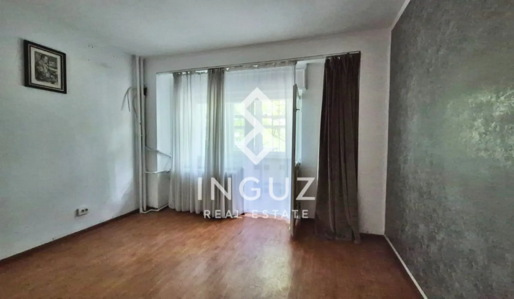 Apartment for Rent – 3 Rooms | Decebal Boulevard | Spacious | Prime Lo - Apartment for Rent – 3 Rooms | Decebal Boulevard | Spacious | Prime Location

Price: 750 € / month

Spacious 3-room apartment located on Bulevardul Decebal, one of the most sought-after central areas in Bucharest, known for its restaurants, cafes, services, and excellent connectivity.

Property Details
3 rooms, decomposed layout (fully separated rooms)
Usable area: 90 m²
Floor: 1
Street-facing position (stradal)
2 bathrooms
3 balconies
Construction period: 1990–2000
Features
Very spacious and well-distributed rooms
Bright apartment with good natural light
Furnished kitchen
Washing machine included
Air conditioning installed
Unfurnished – ideal for personal furnishing
Well-maintained building in a central residential block
Location Advantages
Directly on Decebal Boulevard
One of the most active and desirable areas in Bucharest
Close to restaurants, cafes, supermarkets, and daily services
Quick access to metro and public transport
Easy connection to city center and business districts
Ideal For

Suitable for tenants looking for a large, central apartment with comfort, space, and excellent urban connectivity.

Terms
Rent: 750 € / month
Guarantee: 1 month rent
Commission: 50% of one month’s rent