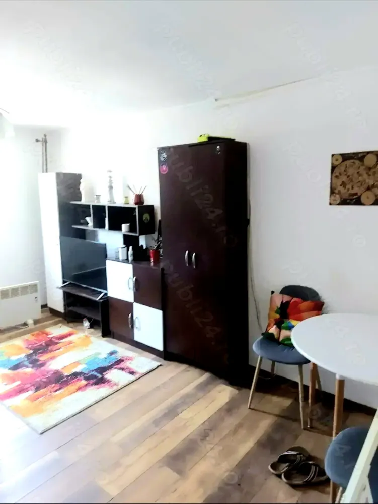 Casa Marginimea Sibiului - Casă 6 camere, situată în satul Vale, un sat pitoresc, la 23 km de Sibiu (20-25 min)Perfectă pentru locuinţă permanentă, casă de vacanţă, pensiune, crearea unei comunități în afara oraşului sau pentru cei care lucrează remoteCorpul 1: 2 camere, 2 bucătării, baie, cămară.Corpul 2 (fostă pensiune) pentru 10-12 persoane - 4 camere, (camera 1-3 paturi single, camera 2-1 pat single, camera 3- 1 pat dublu, camera 4- 2 paturi duble) bucătărie, baie, sală de mese.Anexe şi dotări:Sală de petreceri, pivniță, cămară, magazii, pod mansardabilCurte, grădină cu pomi fructiferi, gradin de legume cu solar, zone de relaxareCuptor, ceaun, grill, curte separată pentru animale cu coteţe din BCA.Utilități: curent electric (220 si 380 kw),apă rece caldă, canalizare, încălzire lemne (sobe teracotă) si electric, cablu(fibra optica), internet (wi-fi) gazul la poartă, parţial izolatăAvantaje: Linişte, peisaj montan, aproape de pădure, acces usor la oraş, drum asfaltat.Scoli, grădiniță, diverse magazine, restaurante, piață, pizzerie la doar 2 km.Casa are aprox 240 mp, total suprafața teren 1350 mp&nbsp;