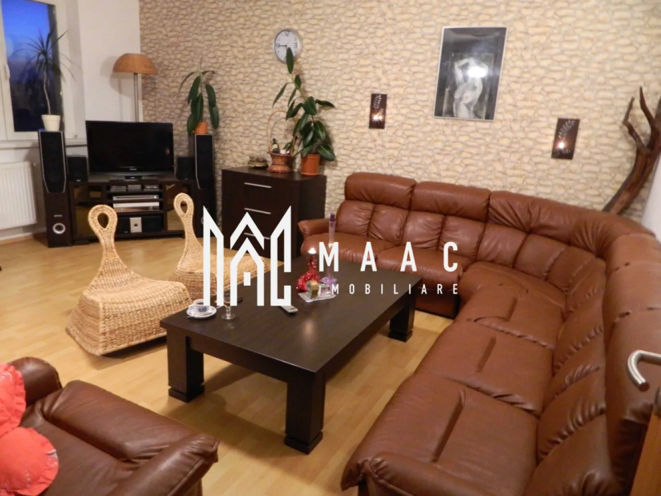 Apartament 2 Camere I 62 MPU | Parcare | Geam la Baie | C. Dumbravii - Apartament cochet cu 2 camere și parcare privată | Zona Intrarea Siretului

MAAC Imobiliare vă propune spre închiriere un apartament primitor și bine compartimentat, situat pe Intrarea Siretului, într-o zonă liniștită și apreciată pentru accesibilitate și confortul oferit locatarilor.

Apartamentul este alegerea ideală pentru persoanele care își doresc un cămin practic, luminos și bine întreținut, într-un imobil amplasat într-o zonă cu acces rapid către magazine, mijloace de transport, spații verzi și alte puncte de interes urban.

Locuința dispune de o compartimentare eficientă, gândită pentru a oferi confort și funcționalitate în fiecare spațiu:

 Compartimentare:
• Dormitor spațios și luminos, ideal pentru odihnă și relaxare
• Living primitor, perfect pentru petrecerea timpului liber
• Bucătărie practică și bine organizată
• Baie cu geam pentru aerisire naturală
• Hol generos, cu spații utile de depozitare
• Balcon confortabil, ideal pentru momente de relaxare

 Un mare avantaj al proprietății îl reprezintă locul de parcare privat, care oferă un plus de confort și siguranță pentru viitorii chiriași.

Apartamentul se află într-un imobil bine întreținut, iar atmosfera liniștită a zonei îl recomandă atât pentru un cuplu, cât și pentru o persoană care își dorește confort și intimitate.

 Datorită poziționării excelente și compartimentării practice, această proprietate reprezintă o alegere foarte bună pentru cei care caută o locuință modernă, accesibilă și gata de mutare.

 Pentru mai multe informații sau pentru programarea unei vizionări, vă rugăm să menționați ID anunț: CP2787271