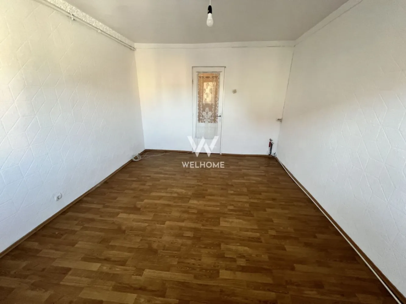 Garsoniera la cheie in Lazaret, etaj intermediar, disponibila imediat - Vă propunem spre vânzare o garsonieră situată la etajul 3 din 4 + mansardă, cu o suprafață utilă de aproximativ 22 mp. Locuința este bine compartimentată și include cameră, bucătărie separată și baie – un avantaj important pentru confortul zilnic.

Imobilul este dotat cu finisaje moderne: gresie, faianță, geamuri termopan PVC, izolație exterioară și ușă metalică. Dispune de centrală termică proprie, cablu TV și internet prin fibră optică.

Avantaje:

- Etaj intermediar (3/4)
- Disponibilă imediat
- Bucătărie separată
- Proprietate ideală pentru închiriere rapidă sau locuit

Localizare:

Situată în cartierul Lazaret, zonă liniștită
Acces rapid către principalele puncte de interes
La doar 10 minute de Promenada Mall

O alegere practică, cu potențial bun de investiție, într-o zonă bine conectată a orașului.