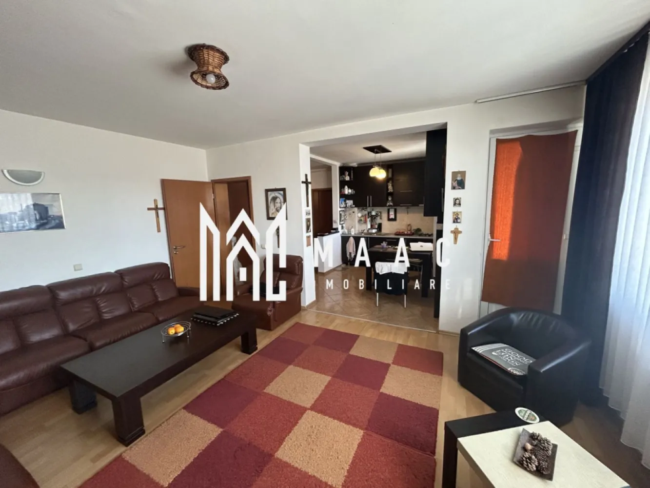Apartament 2 Camere I 62 MPU | Parcare | Geam la Baie | C. Dumbravii - Apartament cochet cu 2 camere și parcare privată | Zona Intrarea Siretului

MAAC Imobiliare vă propune spre închiriere un apartament primitor și bine compartimentat, situat pe Intrarea Siretului, într-o zonă liniștită și apreciată pentru accesibilitate și confortul oferit locatarilor.

Apartamentul este alegerea ideală pentru persoanele care își doresc un cămin practic, luminos și bine întreținut, într-un imobil amplasat într-o zonă cu acces rapid către magazine, mijloace de transport, spații verzi și alte puncte de interes urban.

Locuința dispune de o compartimentare eficientă, gândită pentru a oferi confort și funcționalitate în fiecare spațiu:

 Compartimentare:
• Dormitor spațios și luminos, ideal pentru odihnă și relaxare
• Living primitor, perfect pentru petrecerea timpului liber
• Bucătărie practică și bine organizată
• Baie cu geam pentru aerisire naturală
• Hol generos, cu spații utile de depozitare
• Balcon confortabil, ideal pentru momente de relaxare

 Un mare avantaj al proprietății îl reprezintă locul de parcare privat, care oferă un plus de confort și siguranță pentru viitorii chiriași.

Apartamentul se află într-un imobil bine întreținut, iar atmosfera liniștită a zonei îl recomandă atât pentru un cuplu, cât și pentru o persoană care își dorește confort și intimitate.

 Datorită poziționării excelente și compartimentării practice, această proprietate reprezintă o alegere foarte bună pentru cei care caută o locuință modernă, accesibilă și gata de mutare.

 Pentru mai multe informații sau pentru programarea unei vizionări, vă rugăm să menționați ID anunț: CP2787271