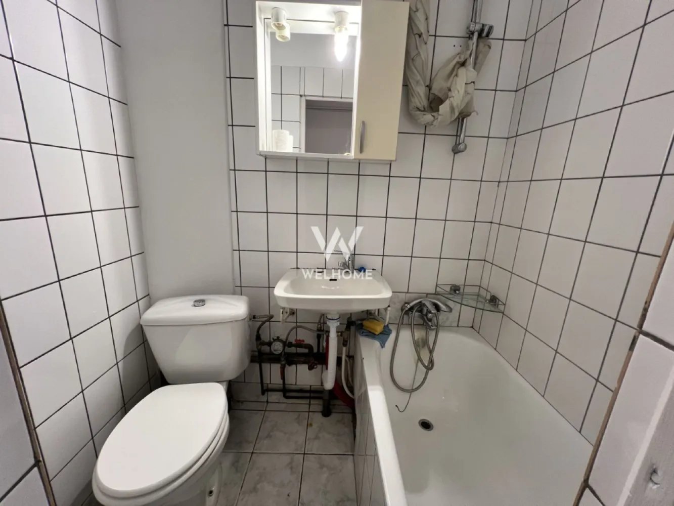 Garsoniera la cheie in Lazaret, etaj intermediar, disponibila imediat - Vă propunem spre vânzare o garsonieră situată la etajul 3 din 4 + mansardă, cu o suprafață utilă de aproximativ 22 mp. Locuința este bine compartimentată și include cameră, bucătărie separată și baie – un avantaj important pentru confortul zilnic.

Imobilul este dotat cu finisaje moderne: gresie, faianță, geamuri termopan PVC, izolație exterioară și ușă metalică. Dispune de centrală termică proprie, cablu TV și internet prin fibră optică.

Avantaje:

- Etaj intermediar (3/4)
- Disponibilă imediat
- Bucătărie separată
- Proprietate ideală pentru închiriere rapidă sau locuit

Localizare:

Situată în cartierul Lazaret, zonă liniștită
Acces rapid către principalele puncte de interes
La doar 10 minute de Promenada Mall

O alegere practică, cu potențial bun de investiție, într-o zonă bine conectată a orașului.