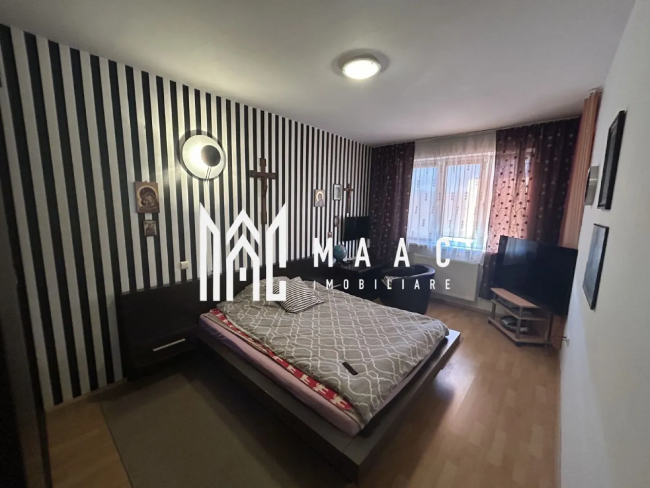 Apartament 2 Camere I 62 MPU | Parcare | Geam la Baie | C. Dumbravii - Apartament cochet cu 2 camere și parcare privată | Zona Intrarea Siretului

MAAC Imobiliare vă propune spre închiriere un apartament primitor și bine compartimentat, situat pe Intrarea Siretului, într-o zonă liniștită și apreciată pentru accesibilitate și confortul oferit locatarilor.

Apartamentul este alegerea ideală pentru persoanele care își doresc un cămin practic, luminos și bine întreținut, într-un imobil amplasat într-o zonă cu acces rapid către magazine, mijloace de transport, spații verzi și alte puncte de interes urban.

Locuința dispune de o compartimentare eficientă, gândită pentru a oferi confort și funcționalitate în fiecare spațiu:

 Compartimentare:
• Dormitor spațios și luminos, ideal pentru odihnă și relaxare
• Living primitor, perfect pentru petrecerea timpului liber
• Bucătărie practică și bine organizată
• Baie cu geam pentru aerisire naturală
• Hol generos, cu spații utile de depozitare
• Balcon confortabil, ideal pentru momente de relaxare

 Un mare avantaj al proprietății îl reprezintă locul de parcare privat, care oferă un plus de confort și siguranță pentru viitorii chiriași.

Apartamentul se află într-un imobil bine întreținut, iar atmosfera liniștită a zonei îl recomandă atât pentru un cuplu, cât și pentru o persoană care își dorește confort și intimitate.

 Datorită poziționării excelente și compartimentării practice, această proprietate reprezintă o alegere foarte bună pentru cei care caută o locuință modernă, accesibilă și gata de mutare.

 Pentru mai multe informații sau pentru programarea unei vizionări, vă rugăm să menționați ID anunț: CP2787271