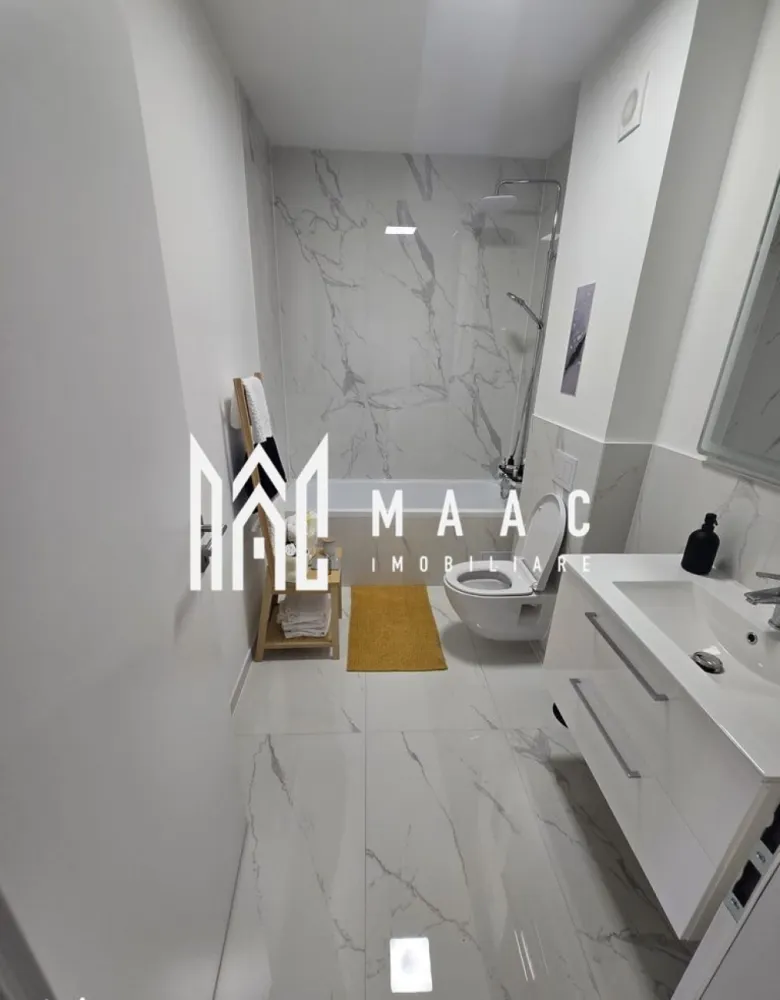Apartament 2 Camere I Sibiu I DaVinci | Mobilat si Utilat - MAAC Imobiliare propune spre vânzare un apartament modern cu 2 camere, situat în cartierul DaVinci din Sibiu, una dintre cele mai căutate zone rezidențiale, cu cerere ridicată pentru închiriere.

Proprietatea reprezintă o oportunitate excelentă atât pentru locuit, cât și pentru investiție, având potențial foarte bun de închiriere datorită poziționării, calității construcției și dotărilor premium. Apartamentul se vinde complet mobilat și utilat, fiind pregătit pentru mutare sau închiriere imediată.

Caracteristici generale:
Suprafață utilă: 50 mp
Compartimentare: decomandat
Etaj: parter din 2
Imobil tip vilă, construcție din cărămidă
An construcție: 2025
Apartament intabulat
Loc de parcare inclus

Compartimentare:
Dormitor
Living cu bucătărie open space
Baie
Hol
2 terase cu pardoseală din granit și balustrade din sticlă
Balcon de 7 mp
Orientare sudică – apartament luminos

Dotări și finisaje:
Centrală termică proprie
Încălzire în pardoseală
Parchet, gresie, faianță de calitate
Terase amenajate cu granit
Storuri electrice exterioare
Videointerfon
Instalații sanitare moderne
Electrocasnice noi
Complet mobilat și utilat

Avantaje investiționale:
Zonă cu cerere ridicată pentru închiriere
Cartier modern, foarte căutat în Sibiu
Posibilitate de închiriere imediată fără investiții suplimentare
Randament atractiv datorită poziționării și dotărilor
Ideal pentru închiriere pe termen lung sau regim hotelier

Avantaje locație – DaVinci Sibiu:
Spații verzi generoase
Aer curat și liniște
Zonă rezidențială în plină dezvoltare
Acces facil către oraș

Apartament de vânzare în Sibiu, ideal pentru cumpărători care caută siguranță, confort și o investiție imobiliară profitabilă.

Pentru mai multe informații sau pentru programarea unei vizionări, vă rugăm să ne contactați și să menționați ID-ul proprietății: CP3062432.