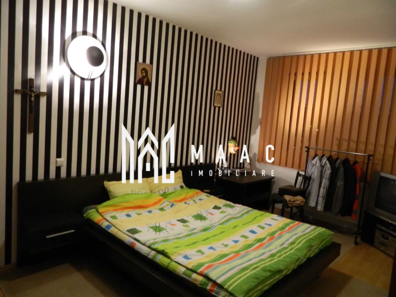 Apartament 2 Camere I 62 MPU | Parcare | Geam la Baie | C. Dumbravii - Apartament cochet cu 2 camere și parcare privată | Zona Intrarea Siretului

MAAC Imobiliare vă propune spre închiriere un apartament primitor și bine compartimentat, situat pe Intrarea Siretului, într-o zonă liniștită și apreciată pentru accesibilitate și confortul oferit locatarilor.

Apartamentul este alegerea ideală pentru persoanele care își doresc un cămin practic, luminos și bine întreținut, într-un imobil amplasat într-o zonă cu acces rapid către magazine, mijloace de transport, spații verzi și alte puncte de interes urban.

Locuința dispune de o compartimentare eficientă, gândită pentru a oferi confort și funcționalitate în fiecare spațiu:

 Compartimentare:
• Dormitor spațios și luminos, ideal pentru odihnă și relaxare
• Living primitor, perfect pentru petrecerea timpului liber
• Bucătărie practică și bine organizată
• Baie cu geam pentru aerisire naturală
• Hol generos, cu spații utile de depozitare
• Balcon confortabil, ideal pentru momente de relaxare

 Un mare avantaj al proprietății îl reprezintă locul de parcare privat, care oferă un plus de confort și siguranță pentru viitorii chiriași.

Apartamentul se află într-un imobil bine întreținut, iar atmosfera liniștită a zonei îl recomandă atât pentru un cuplu, cât și pentru o persoană care își dorește confort și intimitate.

 Datorită poziționării excelente și compartimentării practice, această proprietate reprezintă o alegere foarte bună pentru cei care caută o locuință modernă, accesibilă și gata de mutare.

 Pentru mai multe informații sau pentru programarea unei vizionări, vă rugăm să menționați ID anunț: CP2787271