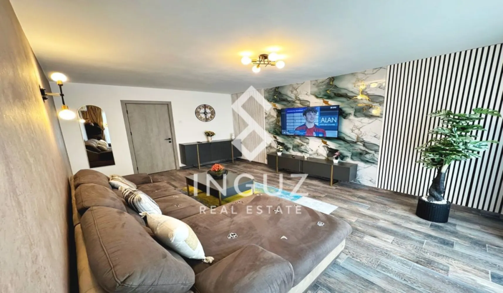 Închiriere Apartament 2 Camere Ultracentral – Bd. Unirii, București - Închiriere Apartament 2 Camere Ultracentral – Bd. Unirii, București

Preț: 850 EUR/lună | Disponibil imediat | Garanție: 1000 EUR
Comision agenție: 50% din chiria lunară

Locație premium: Bd. Unirii, zona Banca Franceză – ultracentral, la 8 minute de metrou Piața Unirii. Acces rapid către Universitate, Izvor, restaurante, cafenele și parcuri.

Detalii apartament:

Suprafață: 67 mp, decomandat
Etaj: 2/10, bloc întreținut, lift modern
2 camere, 1 baie, balcon, 1 bucătărie complet utilată

Mobilat și utilat complet:

Aer condiționat, electrocasnice moderne: mașină de spălat rufe + uscător, mașină de spălat vase, cuptor, plită, hotă, microunde, combină frigorifică, TV smart, expresor cafea
Mobilier modern și spațios, dressinguri generoase, colțar extensibil, pat cu ladă

Facilități și avantaje:

Parcare în fața și spatele blocului
Siguranță: ușă metalică + supraveghere video
Contorizare individuală, senzori de fum
Conexiune internet: fibră optică + wireless

Condiții chirie:

Perioadă minimă: 12 luni
Chiriași străini: garanție dublă și plată integrală în avans
Nu se acceptă animale de companie

Perfect pentru:
Persoane care caută confort, stabilitate și poziție centrală în București.