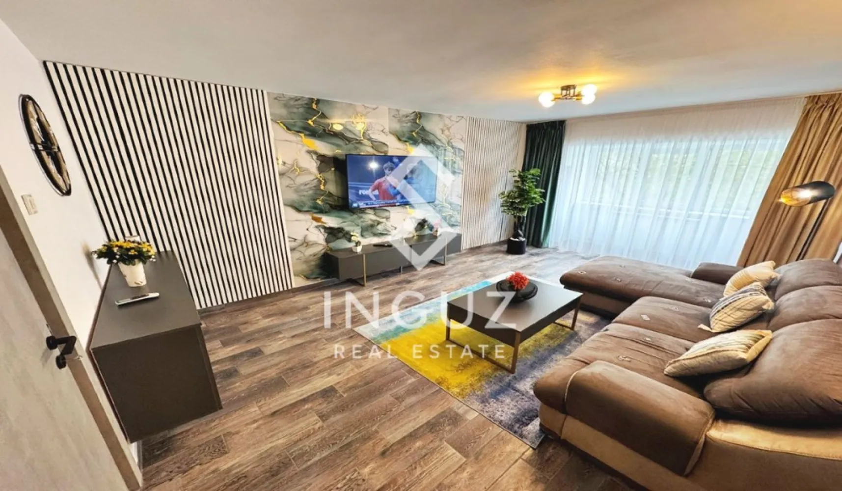 Închiriere Apartament 2 Camere Ultracentral – Bd. Unirii, București - Închiriere Apartament 2 Camere Ultracentral – Bd. Unirii, București

Preț: 850 EUR/lună | Disponibil imediat | Garanție: 1000 EUR
Comision agenție: 50% din chiria lunară

Locație premium: Bd. Unirii, zona Banca Franceză – ultracentral, la 8 minute de metrou Piața Unirii. Acces rapid către Universitate, Izvor, restaurante, cafenele și parcuri.

Detalii apartament:

Suprafață: 67 mp, decomandat
Etaj: 2/10, bloc întreținut, lift modern
2 camere, 1 baie, balcon, 1 bucătărie complet utilată

Mobilat și utilat complet:

Aer condiționat, electrocasnice moderne: mașină de spălat rufe + uscător, mașină de spălat vase, cuptor, plită, hotă, microunde, combină frigorifică, TV smart, expresor cafea
Mobilier modern și spațios, dressinguri generoase, colțar extensibil, pat cu ladă

Facilități și avantaje:

Parcare în fața și spatele blocului
Siguranță: ușă metalică + supraveghere video
Contorizare individuală, senzori de fum
Conexiune internet: fibră optică + wireless

Condiții chirie:

Perioadă minimă: 12 luni
Chiriași străini: garanție dublă și plată integrală în avans
Nu se acceptă animale de companie

Perfect pentru:
Persoane care caută confort, stabilitate și poziție centrală în București.