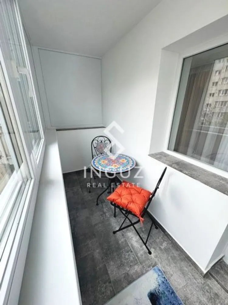 Închiriere Apartament 2 Camere Ultracentral – Bd. Unirii, București - Închiriere Apartament 2 Camere Ultracentral – Bd. Unirii, București

Preț: 850 EUR/lună | Disponibil imediat | Garanție: 1000 EUR
Comision agenție: 50% din chiria lunară

Locație premium: Bd. Unirii, zona Banca Franceză – ultracentral, la 8 minute de metrou Piața Unirii. Acces rapid către Universitate, Izvor, restaurante, cafenele și parcuri.

Detalii apartament:

Suprafață: 67 mp, decomandat
Etaj: 2/10, bloc întreținut, lift modern
2 camere, 1 baie, balcon, 1 bucătărie complet utilată

Mobilat și utilat complet:

Aer condiționat, electrocasnice moderne: mașină de spălat rufe + uscător, mașină de spălat vase, cuptor, plită, hotă, microunde, combină frigorifică, TV smart, expresor cafea
Mobilier modern și spațios, dressinguri generoase, colțar extensibil, pat cu ladă

Facilități și avantaje:

Parcare în fața și spatele blocului
Siguranță: ușă metalică + supraveghere video
Contorizare individuală, senzori de fum
Conexiune internet: fibră optică + wireless

Condiții chirie:

Perioadă minimă: 12 luni
Chiriași străini: garanție dublă și plată integrală în avans
Nu se acceptă animale de companie

Perfect pentru:
Persoane care caută confort, stabilitate și poziție centrală în București.