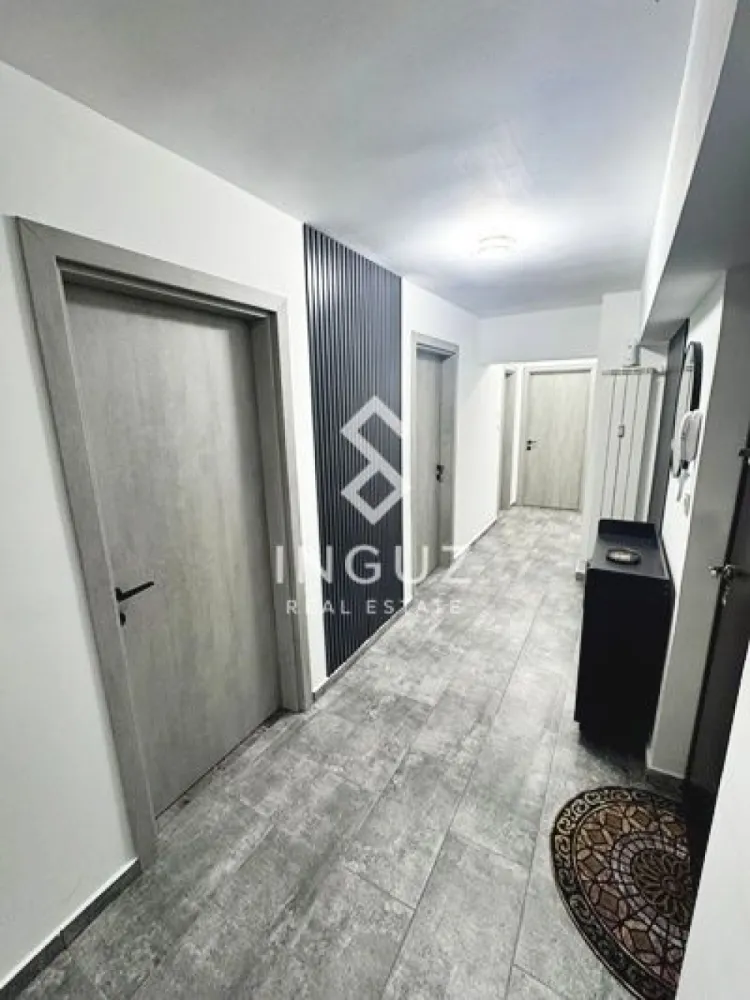 Închiriere Apartament 2 Camere Ultracentral – Bd. Unirii, București - Închiriere Apartament 2 Camere Ultracentral – Bd. Unirii, București

Preț: 850 EUR/lună | Disponibil imediat | Garanție: 1000 EUR
Comision agenție: 50% din chiria lunară

Locație premium: Bd. Unirii, zona Banca Franceză – ultracentral, la 8 minute de metrou Piața Unirii. Acces rapid către Universitate, Izvor, restaurante, cafenele și parcuri.

Detalii apartament:

Suprafață: 67 mp, decomandat
Etaj: 2/10, bloc întreținut, lift modern
2 camere, 1 baie, balcon, 1 bucătărie complet utilată

Mobilat și utilat complet:

Aer condiționat, electrocasnice moderne: mașină de spălat rufe + uscător, mașină de spălat vase, cuptor, plită, hotă, microunde, combină frigorifică, TV smart, expresor cafea
Mobilier modern și spațios, dressinguri generoase, colțar extensibil, pat cu ladă

Facilități și avantaje:

Parcare în fața și spatele blocului
Siguranță: ușă metalică + supraveghere video
Contorizare individuală, senzori de fum
Conexiune internet: fibră optică + wireless

Condiții chirie:

Perioadă minimă: 12 luni
Chiriași străini: garanție dublă și plată integrală în avans
Nu se acceptă animale de companie

Perfect pentru:
Persoane care caută confort, stabilitate și poziție centrală în București.