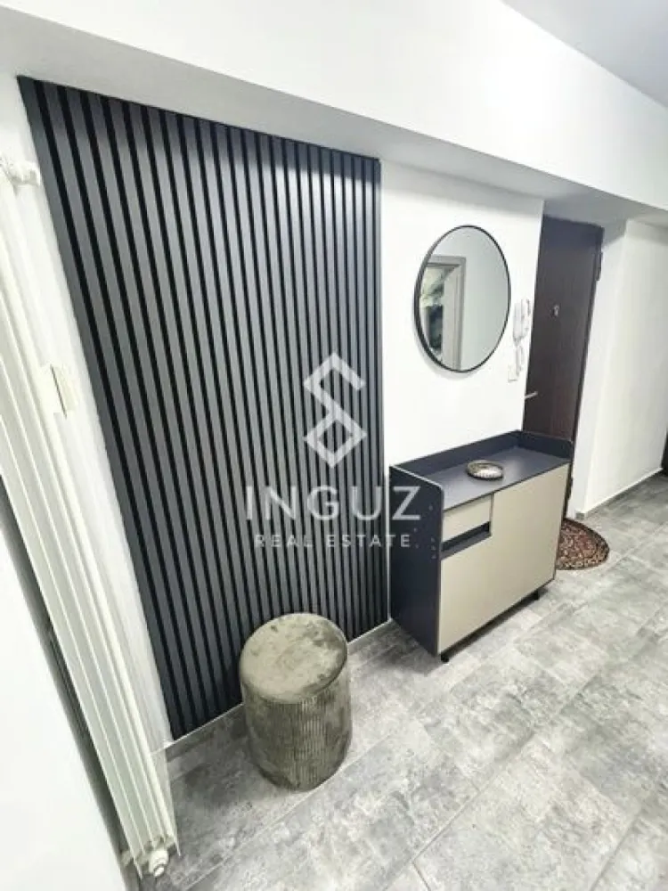 Închiriere Apartament 2 Camere Ultracentral – Bd. Unirii, București - Închiriere Apartament 2 Camere Ultracentral – Bd. Unirii, București

Preț: 850 EUR/lună | Disponibil imediat | Garanție: 1000 EUR
Comision agenție: 50% din chiria lunară

Locație premium: Bd. Unirii, zona Banca Franceză – ultracentral, la 8 minute de metrou Piața Unirii. Acces rapid către Universitate, Izvor, restaurante, cafenele și parcuri.

Detalii apartament:

Suprafață: 67 mp, decomandat
Etaj: 2/10, bloc întreținut, lift modern
2 camere, 1 baie, balcon, 1 bucătărie complet utilată

Mobilat și utilat complet:

Aer condiționat, electrocasnice moderne: mașină de spălat rufe + uscător, mașină de spălat vase, cuptor, plită, hotă, microunde, combină frigorifică, TV smart, expresor cafea
Mobilier modern și spațios, dressinguri generoase, colțar extensibil, pat cu ladă

Facilități și avantaje:

Parcare în fața și spatele blocului
Siguranță: ușă metalică + supraveghere video
Contorizare individuală, senzori de fum
Conexiune internet: fibră optică + wireless

Condiții chirie:

Perioadă minimă: 12 luni
Chiriași străini: garanție dublă și plată integrală în avans
Nu se acceptă animale de companie

Perfect pentru:
Persoane care caută confort, stabilitate și poziție centrală în București.