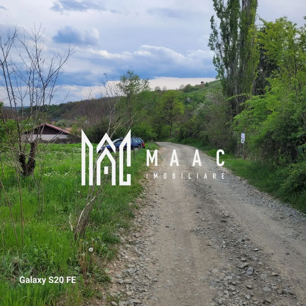 TEREN DE VÂNZARE I 1450 mp I SLIMNIC I INTRAVILAN - MAAC Imobiliare vă propune spre vânzare în satul liniștit Slimnic, unde dealurile Transilvaniei se întind ca o pânză verde, se află o oportunitate rară: un teren intravilan, gata să devină baza visului tău.
Terenul, oferit spre vânzare de MAAC Imobiliare, este un lot liniștit, perfect delimitat și pregătit pentru a primi viață. El este înconjurat cu grijă de un gard solid din plasă de sârmă, care îi asigură securitatea și intimitatea, marcând clar hotarele proprietății. Nu este doar un simplu gard, ci o promisiune de liniște și siguranță pentru viitoarea casă, grădină sau atelier.
Și cel mai important, toate facilitățile moderne se află chiar la marginea proprietății. Nu vei mai alerga după racorduri sau autorizații complicate. Totul este la îndemână, așteptând doar proiectul tău să prindă contur. Fie că visezi la o casă la tara, plină de lumină, la un atelier creativ, sau la o investiție sigură pentru viitor, acest teren oferă potențialul și fundația.
Imaginează-ți porțile deschizându-se spre acest spațiu al tău. Soarele apune peste dealuri, iar tu știi că tot ce ai nevoie este deja acolo, așteptând. Este mai mult decât un teren; este prima pagină a unei noi povești.
Pentru mai multe detalii, precizați telefonic că ați văzut anunțul cu CP3056390.