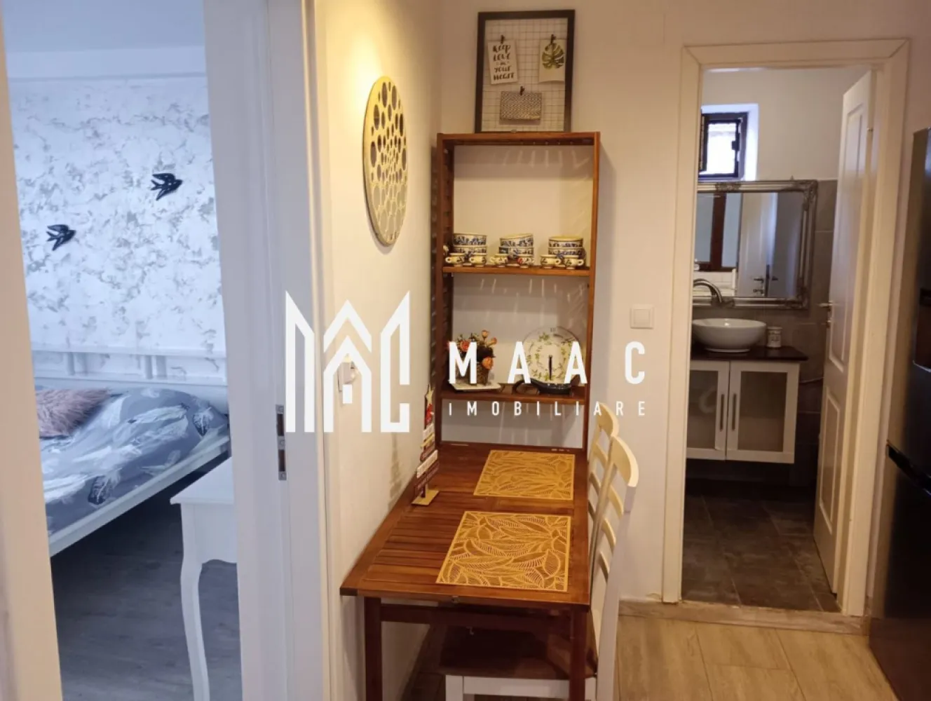 Imobil 2 unități | 65 MPU | Intrări separate | Centrul Sibiului - MAAC Imobiliare va propune spre vanzare imobil situat în zona centrală a orașului Sibiu, ideal atât pentru locuință, cât și pentru investiție.

Proprietatea este compusă din două apartamente, suprafață utilă de 65 mp, cu intrări separate și utilități individuale, oferind astfel independență totală între unități.

Compartimentarea este practică și permite utilizarea eficientă a spațiului, iar datorită poziționării excelente în centrul orașului, apartamentele sunt pretabile pentru regim hotelier, fiind o oportunitate foarte bună pentru cei interesați de investiții în domeniul turistic.

Imobilele se vând exact ca în poze, complet mobilate și utilate (dacă este cazul), fără necesitatea unor investiții suplimentare imediate.

Avantaje:

Zonă centrală, cu acces facil la puncte de interes
Două unități locative independente
Utilități separate
Potențial ridicat pentru închiriere în regim hotelier
Gata de utilizare / închiriere

Pentru mai multe detalii precizati telefonic ca ati vazut anuntul cu ID : CP2903532.