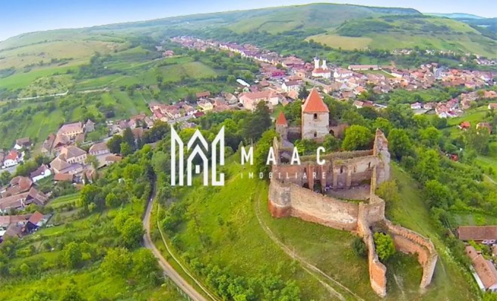 TEREN DE VÂNZARE I 1450 mp I SLIMNIC I INTRAVILAN - MAAC Imobiliare vă propune spre vânzare în satul liniștit Slimnic, unde dealurile Transilvaniei se întind ca o pânză verde, se află o oportunitate rară: un teren intravilan, gata să devină baza visului tău.
Terenul, oferit spre vânzare de MAAC Imobiliare, este un lot liniștit, perfect delimitat și pregătit pentru a primi viață. El este înconjurat cu grijă de un gard solid din plasă de sârmă, care îi asigură securitatea și intimitatea, marcând clar hotarele proprietății. Nu este doar un simplu gard, ci o promisiune de liniște și siguranță pentru viitoarea casă, grădină sau atelier.
Și cel mai important, toate facilitățile moderne se află chiar la marginea proprietății. Nu vei mai alerga după racorduri sau autorizații complicate. Totul este la îndemână, așteptând doar proiectul tău să prindă contur. Fie că visezi la o casă la tara, plină de lumină, la un atelier creativ, sau la o investiție sigură pentru viitor, acest teren oferă potențialul și fundația.
Imaginează-ți porțile deschizându-se spre acest spațiu al tău. Soarele apune peste dealuri, iar tu știi că tot ce ai nevoie este deja acolo, așteptând. Este mai mult decât un teren; este prima pagină a unei noi povești.
Pentru mai multe detalii, precizați telefonic că ați văzut anunțul cu CP3056390.