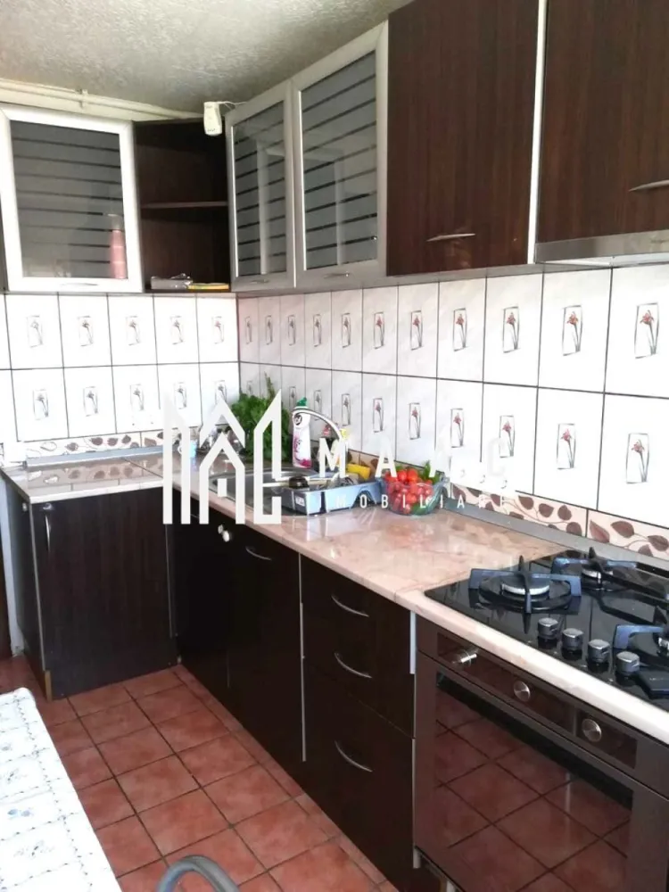 Apartament 3 camere | Decomandat I Trei Stejari - MAAC Imobiliare vă propune spre închiriere un apartament de 3 camere decomandat amplasat în zona Trei Stejari.
Locuința este situată la etajul 4, are suprafața utilă de 70mp și este alcătuită din sufragerie, 2 dormitoare, bucătărie, grup sanitar, hol și balcon.
Imobilul se predă complet mobilat și utilat.
 
Se percepe o chirie în avans și o garanție în cuantumul unei chirii lunare. Se închiriaza pe o perioadă de minim 12 luni.
Nu se acceptă animale de companie și fumători.
Disponibilitate imediată

Pentru mai multe detalii, vă rugăm specificați ID: CP2787117
