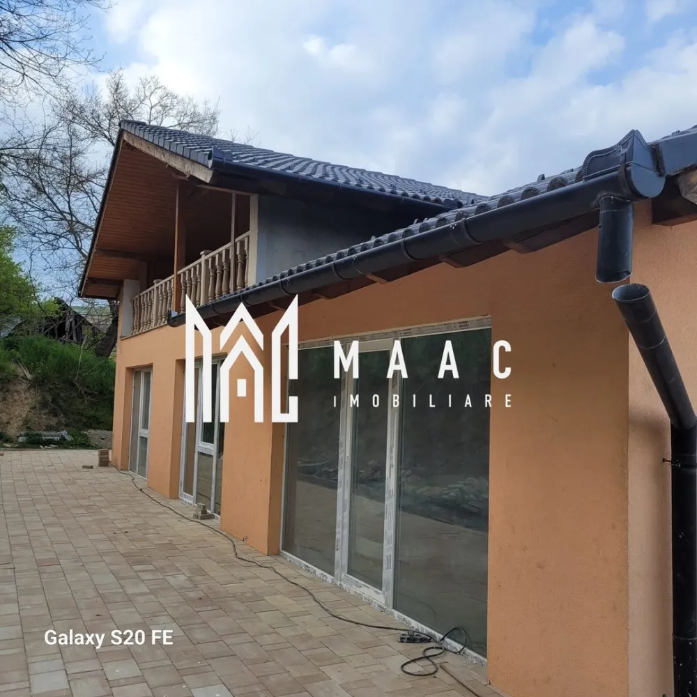 Vila noua I Slimnic I Teren I Garaj - MAAC Imobiliare oferă spre vânzare în Slimnic o casă cu trei nivele, având o suprafață construită de 500 de metri pătrați. Imobilul dispune de o sufragerie, patru camere, două băi, o pivniță, două balcoane și un garaj de 50 de metri pătrați, toate situate pe un teren de 920 de metri pătrați.