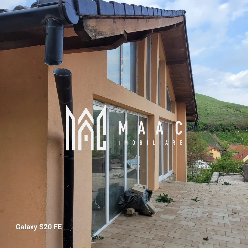 Vila noua I Slimnic I Teren I Garaj - MAAC Imobiliare oferă spre vânzare în Slimnic o casă cu trei nivele, având o suprafață construită de 500 de metri pătrați. Imobilul dispune de o sufragerie, patru camere, două băi, o pivniță, două balcoane și un garaj de 50 de metri pătrați, toate situate pe un teren de 920 de metri pătrați.