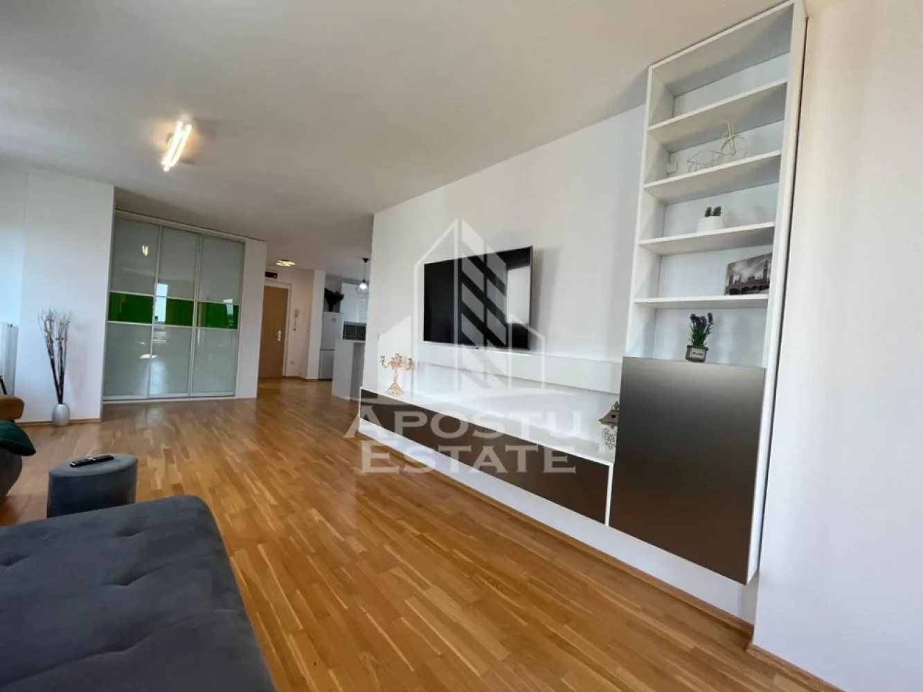 Apartament cu 2 camere 2 bai situat in zona Torontalului - APOSTU ESTATE va propune spre vanzare un apartament de lux cu 2 camere open space confort 1 in zona Calea Torontalului.

 Apartamentul se afla la etajul 5 al unui unui imobil cu 5 etaje cu lift.
Imobilul se intinde pe o suprafata utila de 80mp si este compartimentat astfel:
- hol de acces
- bucatarie open space
- dormitor
- living
- baie cu cada
- baie de servici
Confortul termic se realizeaza prin intermediul centralei proprii si al aerului conditionat.
Vecinatati:
- VOX Tehnology Park
- NextFit
- Lidl
- Profi
- Pizzeria Giovana
- Breathless House
Apartamentul se vinde complet mobilat si utilat dupa cum este prezentat in poze.Acces gratuit la parc si loc de joaca privat.
- Design interior si exterior premium
- Oferim consultanta si solutii financiare prin colaboratorii nostri.
Va asteptam cu drag la o vizionare!

Agent imobiliar:Vezureanu Alexandra

CP1899901