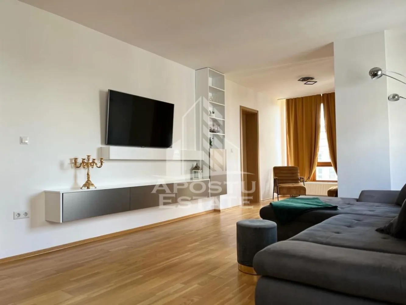 Apartament cu 2 camere 2 bai situat in zona Torontalului - APOSTU ESTATE va propune spre vanzare un apartament de lux cu 2 camere open space confort 1 in zona Calea Torontalului.

 Apartamentul se afla la etajul 5 al unui unui imobil cu 5 etaje cu lift.
Imobilul se intinde pe o suprafata utila de 80mp si este compartimentat astfel:
- hol de acces
- bucatarie open space
- dormitor
- living
- baie cu cada
- baie de servici
Confortul termic se realizeaza prin intermediul centralei proprii si al aerului conditionat.
Vecinatati:
- VOX Tehnology Park
- NextFit
- Lidl
- Profi
- Pizzeria Giovana
- Breathless House
Apartamentul se vinde complet mobilat si utilat dupa cum este prezentat in poze.Acces gratuit la parc si loc de joaca privat.
- Design interior si exterior premium
- Oferim consultanta si solutii financiare prin colaboratorii nostri.
Va asteptam cu drag la o vizionare!

Agent imobiliar:Vezureanu Alexandra

CP1899901