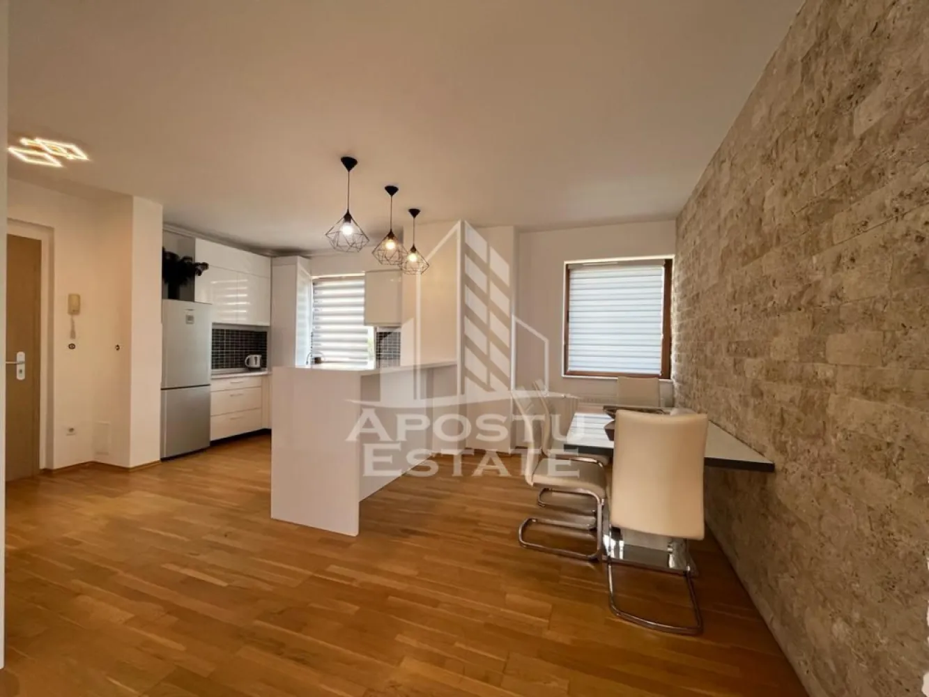 Apartament cu 2 camere 2 bai situat in zona Torontalului - APOSTU ESTATE va propune spre vanzare un apartament de lux cu 2 camere open space confort 1 in zona Calea Torontalului.

 Apartamentul se afla la etajul 5 al unui unui imobil cu 5 etaje cu lift.
Imobilul se intinde pe o suprafata utila de 80mp si este compartimentat astfel:
- hol de acces
- bucatarie open space
- dormitor
- living
- baie cu cada
- baie de servici
Confortul termic se realizeaza prin intermediul centralei proprii si al aerului conditionat.
Vecinatati:
- VOX Tehnology Park
- NextFit
- Lidl
- Profi
- Pizzeria Giovana
- Breathless House
Apartamentul se vinde complet mobilat si utilat dupa cum este prezentat in poze.Acces gratuit la parc si loc de joaca privat.
- Design interior si exterior premium
- Oferim consultanta si solutii financiare prin colaboratorii nostri.
Va asteptam cu drag la o vizionare!

Agent imobiliar:Vezureanu Alexandra

CP1899901