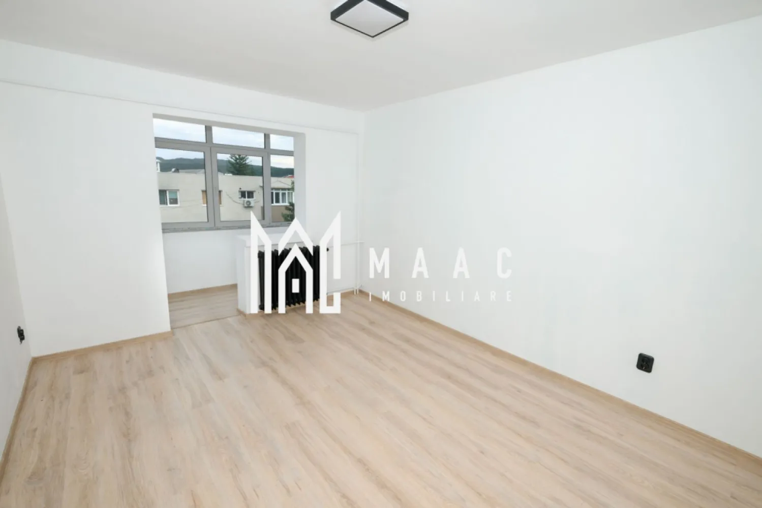 Apartament 2 camere| Renovat| Zona Nord - MAAc Imobiliare vă propune spre vânzare un apartament cu 2 camere, decomandat, situat la etajul 4 al unui imobil amplasat într-o zonă apreciată a orașului, în imediata apropiere a Liceului Pedagogic și a Liceului de Arte.

Renovat cu atenție la detalii și finisat cu materiale de calitate, apartamentul oferă un ambient modern, luminos și primitor, fiind pregătit pentru mutare fără investiții suplimentare.

Caracteristici:
2 camere decomandate;
Etaj 4;
Compartimentare practică și funcțională;
Renovat complet;
Finisaje moderne și de calitate;
Living spațios și luminos, cu vedere către oraș;
Bucătărie bine organizată, ideală pentru utilizarea zilnică.
Avantajele zonei:
Poziționare excelentă, lângă Liceul Pedagogic și Liceul de Arte;
Aproape de școli, grădinițe și instituții de învățământ;
Acces facil către cinematografe, teatre, muzee și alte puncte de interes cultural;
Parcuri și spații verzi în apropiere, ideale pentru relaxare;
Stații pentru mijloacele de transport în comun la doar câteva minute de mers pe jos;
Magazine, farmacii și alte servicii esențiale în imediata vecinătate.

Datorită poziției excelente și stării foarte bune în care se află, acest apartament reprezintă o alegere inspirată atât pentru locuință proprie, cât și pentru investiție.

Preț: 63.000 Euro

Pentru mai multe informații sau pentru programarea unei vizionări, vă rugăm să comunicați ID-ul CP3218233

MAAc Imobiliare – Profesionalism, transparență și soluții imobiliare adaptate nevoilor tale.