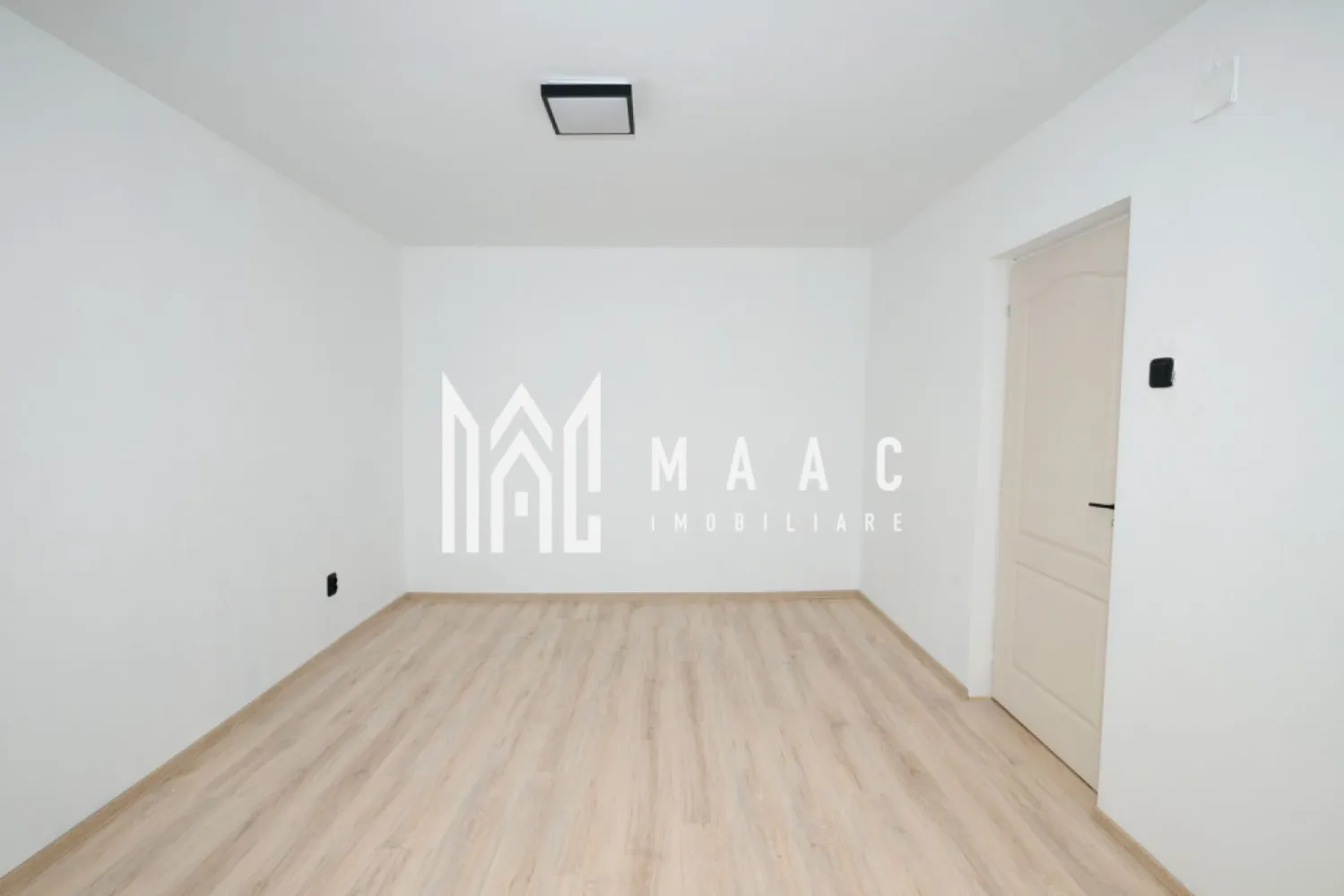 Apartament 2 camere| Renovat| Zona Nord - MAAc Imobiliare vă propune spre vânzare un apartament cu 2 camere, decomandat, situat la etajul 4 al unui imobil amplasat într-o zonă apreciată a orașului, în imediata apropiere a Liceului Pedagogic și a Liceului de Arte.

Renovat cu atenție la detalii și finisat cu materiale de calitate, apartamentul oferă un ambient modern, luminos și primitor, fiind pregătit pentru mutare fără investiții suplimentare.

Caracteristici:
2 camere decomandate;
Etaj 4;
Compartimentare practică și funcțională;
Renovat complet;
Finisaje moderne și de calitate;
Living spațios și luminos, cu vedere către oraș;
Bucătărie bine organizată, ideală pentru utilizarea zilnică.
Avantajele zonei:
Poziționare excelentă, lângă Liceul Pedagogic și Liceul de Arte;
Aproape de școli, grădinițe și instituții de învățământ;
Acces facil către cinematografe, teatre, muzee și alte puncte de interes cultural;
Parcuri și spații verzi în apropiere, ideale pentru relaxare;
Stații pentru mijloacele de transport în comun la doar câteva minute de mers pe jos;
Magazine, farmacii și alte servicii esențiale în imediata vecinătate.

Datorită poziției excelente și stării foarte bune în care se află, acest apartament reprezintă o alegere inspirată atât pentru locuință proprie, cât și pentru investiție.

Preț: 63.000 Euro

Pentru mai multe informații sau pentru programarea unei vizionări, vă rugăm să comunicați ID-ul CP3218233

MAAc Imobiliare – Profesionalism, transparență și soluții imobiliare adaptate nevoilor tale.