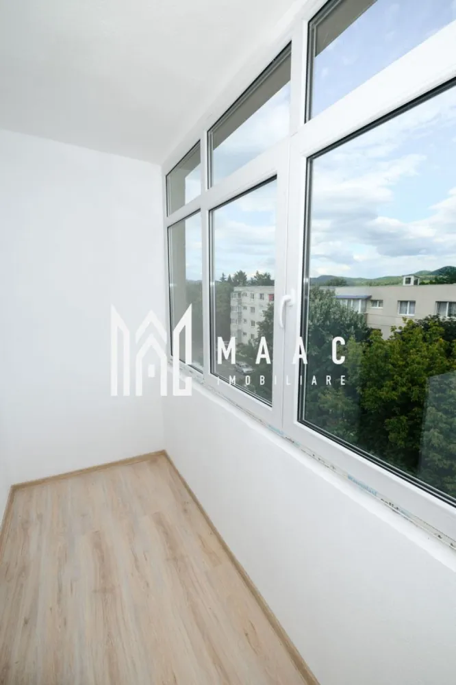 Apartament 2 camere| Renovat| Zona Nord - MAAc Imobiliare vă propune spre vânzare un apartament cu 2 camere, decomandat, situat la etajul 4 al unui imobil amplasat într-o zonă apreciată a orașului, în imediata apropiere a Liceului Pedagogic și a Liceului de Arte.

Renovat cu atenție la detalii și finisat cu materiale de calitate, apartamentul oferă un ambient modern, luminos și primitor, fiind pregătit pentru mutare fără investiții suplimentare.

Caracteristici:
2 camere decomandate;
Etaj 4;
Compartimentare practică și funcțională;
Renovat complet;
Finisaje moderne și de calitate;
Living spațios și luminos, cu vedere către oraș;
Bucătărie bine organizată, ideală pentru utilizarea zilnică.
Avantajele zonei:
Poziționare excelentă, lângă Liceul Pedagogic și Liceul de Arte;
Aproape de școli, grădinițe și instituții de învățământ;
Acces facil către cinematografe, teatre, muzee și alte puncte de interes cultural;
Parcuri și spații verzi în apropiere, ideale pentru relaxare;
Stații pentru mijloacele de transport în comun la doar câteva minute de mers pe jos;
Magazine, farmacii și alte servicii esențiale în imediata vecinătate.

Datorită poziției excelente și stării foarte bune în care se află, acest apartament reprezintă o alegere inspirată atât pentru locuință proprie, cât și pentru investiție.

Preț: 63.000 Euro

Pentru mai multe informații sau pentru programarea unei vizionări, vă rugăm să comunicați ID-ul CP3218233

MAAc Imobiliare – Profesionalism, transparență și soluții imobiliare adaptate nevoilor tale.