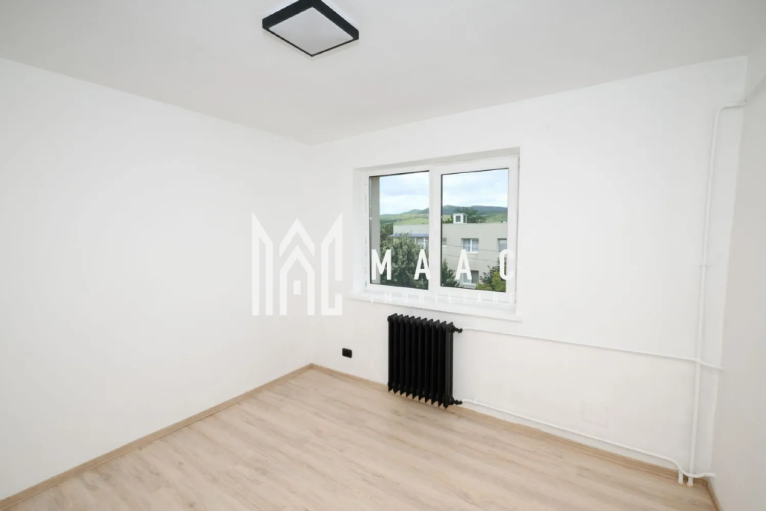 Apartament 2 camere| Renovat| Zona Nord - MAAc Imobiliare vă propune spre vânzare un apartament cu 2 camere, decomandat, situat la etajul 4 al unui imobil amplasat într-o zonă apreciată a orașului, în imediata apropiere a Liceului Pedagogic și a Liceului de Arte.

Renovat cu atenție la detalii și finisat cu materiale de calitate, apartamentul oferă un ambient modern, luminos și primitor, fiind pregătit pentru mutare fără investiții suplimentare.

Caracteristici:
2 camere decomandate;
Etaj 4;
Compartimentare practică și funcțională;
Renovat complet;
Finisaje moderne și de calitate;
Living spațios și luminos, cu vedere către oraș;
Bucătărie bine organizată, ideală pentru utilizarea zilnică.
Avantajele zonei:
Poziționare excelentă, lângă Liceul Pedagogic și Liceul de Arte;
Aproape de școli, grădinițe și instituții de învățământ;
Acces facil către cinematografe, teatre, muzee și alte puncte de interes cultural;
Parcuri și spații verzi în apropiere, ideale pentru relaxare;
Stații pentru mijloacele de transport în comun la doar câteva minute de mers pe jos;
Magazine, farmacii și alte servicii esențiale în imediata vecinătate.

Datorită poziției excelente și stării foarte bune în care se află, acest apartament reprezintă o alegere inspirată atât pentru locuință proprie, cât și pentru investiție.

Preț: 63.000 Euro

Pentru mai multe informații sau pentru programarea unei vizionări, vă rugăm să comunicați ID-ul CP3218233

MAAc Imobiliare – Profesionalism, transparență și soluții imobiliare adaptate nevoilor tale.