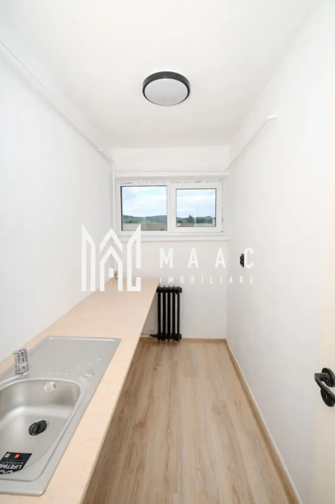 Apartament 2 camere| Renovat| Zona Nord - MAAc Imobiliare vă propune spre vânzare un apartament cu 2 camere, decomandat, situat la etajul 4 al unui imobil amplasat într-o zonă apreciată a orașului, în imediata apropiere a Liceului Pedagogic și a Liceului de Arte.

Renovat cu atenție la detalii și finisat cu materiale de calitate, apartamentul oferă un ambient modern, luminos și primitor, fiind pregătit pentru mutare fără investiții suplimentare.

Caracteristici:
2 camere decomandate;
Etaj 4;
Compartimentare practică și funcțională;
Renovat complet;
Finisaje moderne și de calitate;
Living spațios și luminos, cu vedere către oraș;
Bucătărie bine organizată, ideală pentru utilizarea zilnică.
Avantajele zonei:
Poziționare excelentă, lângă Liceul Pedagogic și Liceul de Arte;
Aproape de școli, grădinițe și instituții de învățământ;
Acces facil către cinematografe, teatre, muzee și alte puncte de interes cultural;
Parcuri și spații verzi în apropiere, ideale pentru relaxare;
Stații pentru mijloacele de transport în comun la doar câteva minute de mers pe jos;
Magazine, farmacii și alte servicii esențiale în imediata vecinătate.

Datorită poziției excelente și stării foarte bune în care se află, acest apartament reprezintă o alegere inspirată atât pentru locuință proprie, cât și pentru investiție.

Preț: 63.000 Euro

Pentru mai multe informații sau pentru programarea unei vizionări, vă rugăm să comunicați ID-ul CP3218233

MAAc Imobiliare – Profesionalism, transparență și soluții imobiliare adaptate nevoilor tale.