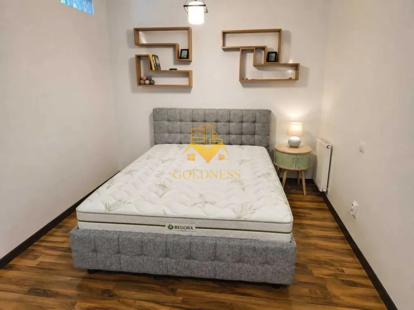 2 camere semidecomandate, balcon, STUDIUM GREEN, Fsega, Iulius Mall - GOLDNESS Imobiliare vă propune spre închiriere un apartament cu 2 camere complet mobilat și utilat, la etajul 6 într-un imobil de 8 etaje, în Cartierul Marasti.
Se poate parca linga Endava.
Se află în apropierea stațiilor de transport în comun, magazine, restaurante, spații verzi, farmacii, etc. 

Apartamentul este compartimentat astfel:
 - dormitor cu pat matrimonial, noptiere
 - living cu dresing, birou, TV
 - bucatarie complet utilată și mobilată, loc de servit masa 
 - baie cu cada, calorifer port prosop și dulap pentru depozitare.
 - balcon de 4 mp.

Imobilul este dotat cu toate cele necesare- centrală proprie, frigider, aragaz, hotă, mașină de spălat haine, etc. 

Dacă sunteți interesați de acest apartament și doriți să îl vizionați, dar și pentru alte oferte nu ezitați să ne contactați telefonic sau prin e-mail. Vă stăm la dispoziție!
Pentru intermediere se percepe un comision de 50% din prețul chiriei!