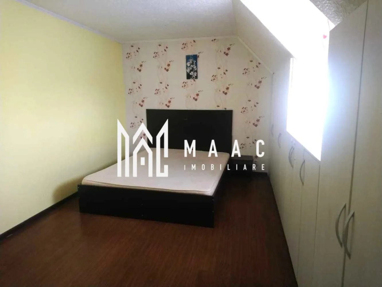 Apartament 3 camere | Decomandat I Trei Stejari - MAAC Imobiliare vă propune spre închiriere un apartament de 3 camere decomandat amplasat în zona Trei Stejari.
Locuința este situată la etajul 4, are suprafața utilă de 70mp și este alcătuită din sufragerie, 2 dormitoare, bucătărie, grup sanitar, hol și balcon.
Imobilul se predă complet mobilat și utilat.
 
Se percepe o chirie în avans și o garanție în cuantumul unei chirii lunare. Se închiriaza pe o perioadă de minim 12 luni.
Nu se acceptă animale de companie și fumători.
Disponibilitate imediată

Pentru mai multe detalii, vă rugăm specificați ID: CP2787117