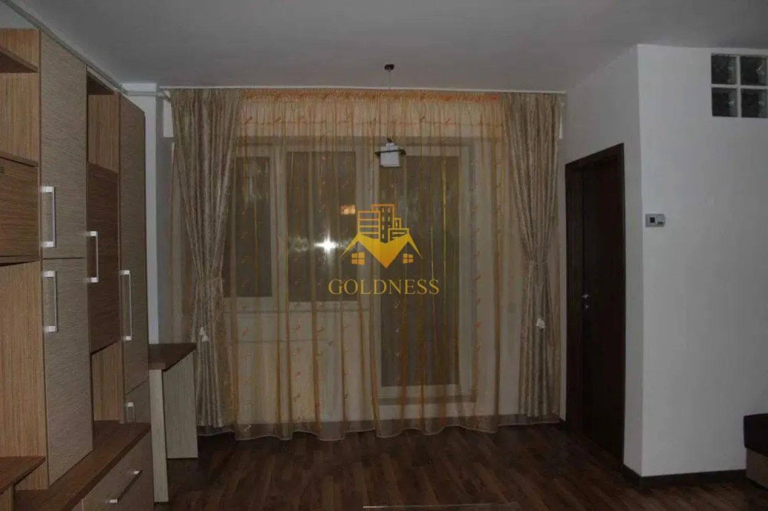 2 camere semidecomandate, balcon, STUDIUM GREEN, Fsega, Iulius Mall - GOLDNESS Imobiliare vă propune spre închiriere un apartament cu 2 camere complet mobilat și utilat, la etajul 6 într-un imobil de 8 etaje, în Cartierul Marasti.
Se poate parca linga Endava.
Se află în apropierea stațiilor de transport în comun, magazine, restaurante, spații verzi, farmacii, etc. 

Apartamentul este compartimentat astfel:
 - dormitor cu pat matrimonial, noptiere
 - living cu dresing, birou, TV
 - bucatarie complet utilată și mobilată, loc de servit masa 
 - baie cu cada, calorifer port prosop și dulap pentru depozitare.
 - balcon de 4 mp.

Imobilul este dotat cu toate cele necesare- centrală proprie, frigider, aragaz, hotă, mașină de spălat haine, etc. 

Dacă sunteți interesați de acest apartament și doriți să îl vizionați, dar și pentru alte oferte nu ezitați să ne contactați telefonic sau prin e-mail. Vă stăm la dispoziție!
Pentru intermediere se percepe un comision de 50% din prețul chiriei!