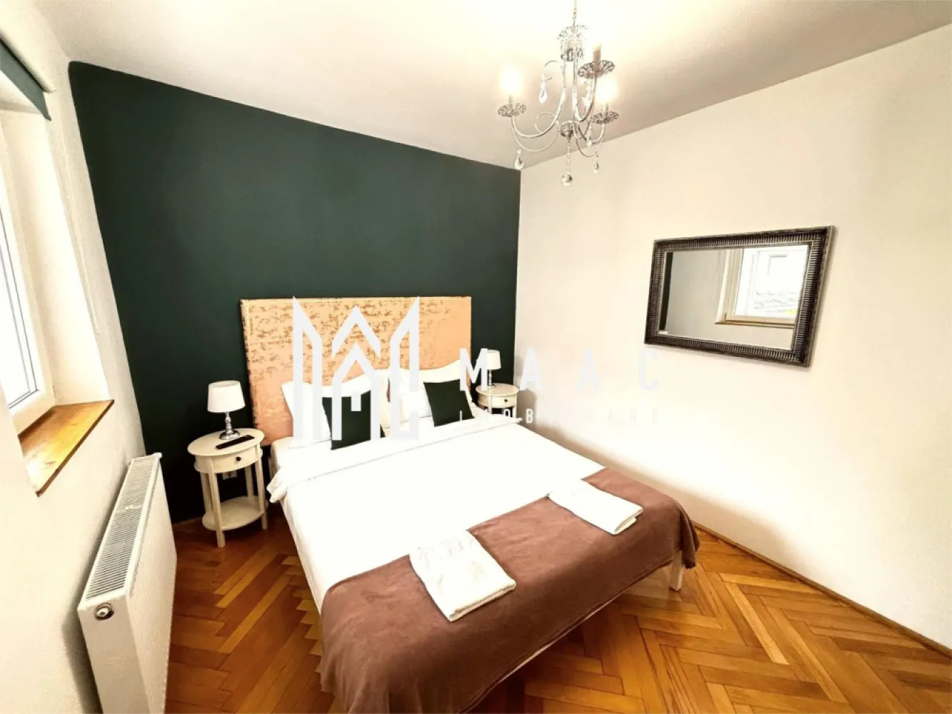 Apartament în Centru | 60 mp | 2 dormitoare | Etaj 1 | Ultracentral - Maac Imobiliare prezintă spre închiriere un apartament poziționat ultracentral, în inima orașului Sibiu, ideal pentru persoanele care își doresc confort, liniște și acces rapid către principalele puncte de interes.
Locuința este situată la etajul 1 al unui imobil amplasat într-o curte curată și îngrijită, cu vecini liniștiți, oferind un ambient plăcut și sigur. Apartamentul dispune de o suprafață utilă de 60 mp și beneficiază de o compartimentare practică: două dormitoare separate, o zonă de living deschisă, spațiu de dining, bucătărie și o baie prevăzută cu duș.
Imobilul se închiriază complet mobilat și utilat, fiind dotat cu televizor cu ecran plat și canale prin cablu, frigider și cuptor, astfel încât viitorii chiriași să se poată muta imediat, fără investiții suplimentare.
Poziționarea este un mare avantaj, apartamentul fiind situat la doar 4 minute de mers pe jos de Turnul Sfatului și la câteva minute de Piața Mare, oferind acces facil către restaurante, cafenele și zone de interes turistic.
Se închiriază pe termen lung, exclusiv unor persoane serioase. La semnarea contractului se achită o lună de chirie și o garanție în valoare de 800 euro.
Pentru mai multe detalii precizați telefonic că ați văzut anunțul cu ID: CP3062512.