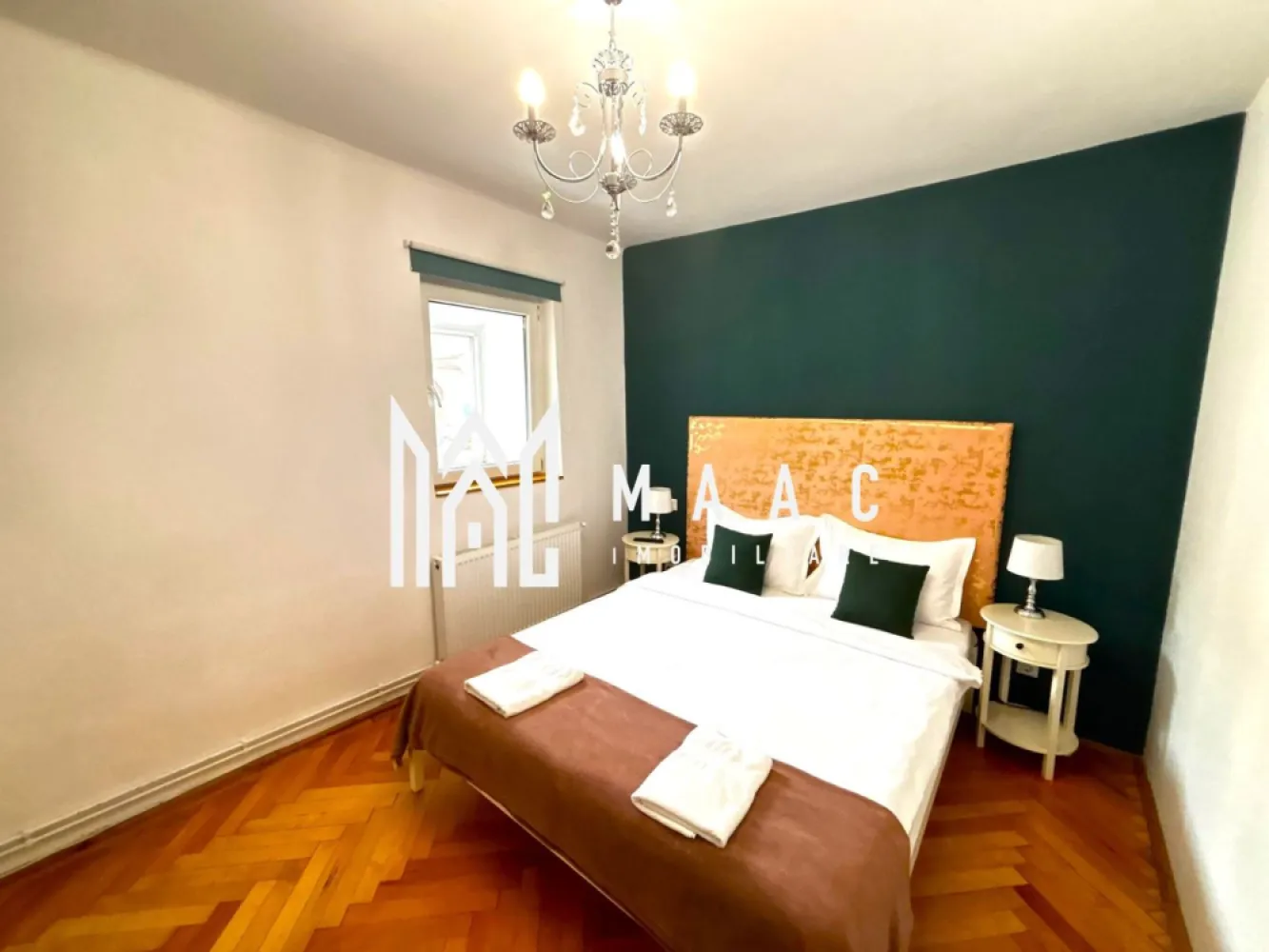 Apartament în Centru | 60 mp | 2 dormitoare | Etaj 1 | Ultracentral - Maac Imobiliare prezintă spre închiriere un apartament poziționat ultracentral, în inima orașului Sibiu, ideal pentru persoanele care își doresc confort, liniște și acces rapid către principalele puncte de interes.
Locuința este situată la etajul 1 al unui imobil amplasat într-o curte curată și îngrijită, cu vecini liniștiți, oferind un ambient plăcut și sigur. Apartamentul dispune de o suprafață utilă de 60 mp și beneficiază de o compartimentare practică: două dormitoare separate, o zonă de living deschisă, spațiu de dining, bucătărie și o baie prevăzută cu duș.
Imobilul se închiriază complet mobilat și utilat, fiind dotat cu televizor cu ecran plat și canale prin cablu, frigider și cuptor, astfel încât viitorii chiriași să se poată muta imediat, fără investiții suplimentare.
Poziționarea este un mare avantaj, apartamentul fiind situat la doar 4 minute de mers pe jos de Turnul Sfatului și la câteva minute de Piața Mare, oferind acces facil către restaurante, cafenele și zone de interes turistic.
Se închiriază pe termen lung, exclusiv unor persoane serioase. La semnarea contractului se achită o lună de chirie și o garanție în valoare de 800 euro.
Pentru mai multe detalii precizați telefonic că ați văzut anunțul cu ID: CP3062512.