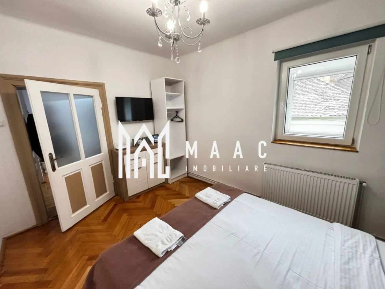 Apartament în Centru | 60 mp | 2 dormitoare | Etaj 1 | Ultracentral - Maac Imobiliare prezintă spre închiriere un apartament poziționat ultracentral, în inima orașului Sibiu, ideal pentru persoanele care își doresc confort, liniște și acces rapid către principalele puncte de interes.
Locuința este situată la etajul 1 al unui imobil amplasat într-o curte curată și îngrijită, cu vecini liniștiți, oferind un ambient plăcut și sigur. Apartamentul dispune de o suprafață utilă de 60 mp și beneficiază de o compartimentare practică: două dormitoare separate, o zonă de living deschisă, spațiu de dining, bucătărie și o baie prevăzută cu duș.
Imobilul se închiriază complet mobilat și utilat, fiind dotat cu televizor cu ecran plat și canale prin cablu, frigider și cuptor, astfel încât viitorii chiriași să se poată muta imediat, fără investiții suplimentare.
Poziționarea este un mare avantaj, apartamentul fiind situat la doar 4 minute de mers pe jos de Turnul Sfatului și la câteva minute de Piața Mare, oferind acces facil către restaurante, cafenele și zone de interes turistic.
Se închiriază pe termen lung, exclusiv unor persoane serioase. La semnarea contractului se achită o lună de chirie și o garanție în valoare de 800 euro.
Pentru mai multe detalii precizați telefonic că ați văzut anunțul cu ID: CP3062512.