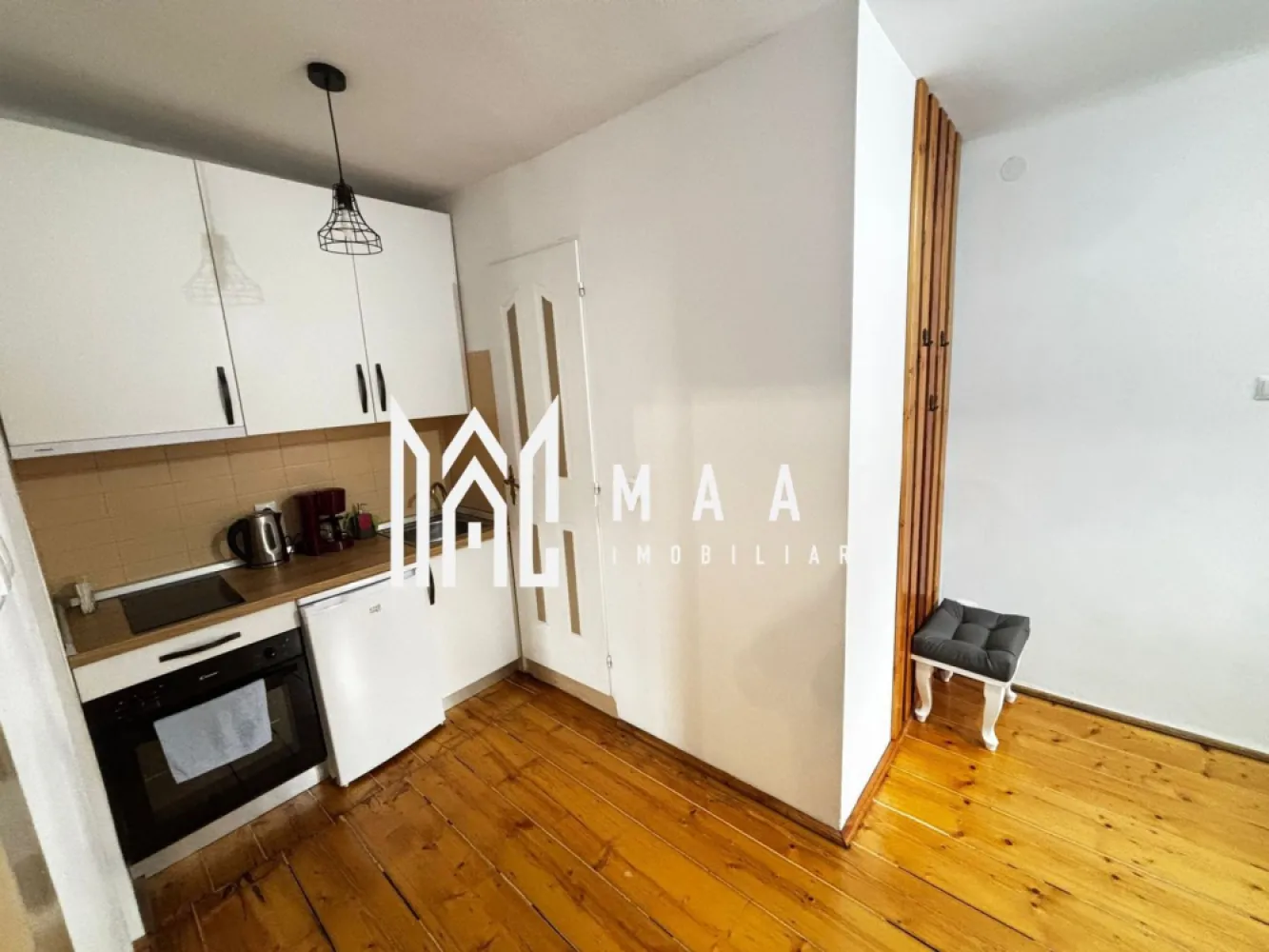 Apartament în Centru | 60 mp | 2 dormitoare | Etaj 1 | Ultracentral - Maac Imobiliare prezintă spre închiriere un apartament poziționat ultracentral, în inima orașului Sibiu, ideal pentru persoanele care își doresc confort, liniște și acces rapid către principalele puncte de interes.
Locuința este situată la etajul 1 al unui imobil amplasat într-o curte curată și îngrijită, cu vecini liniștiți, oferind un ambient plăcut și sigur. Apartamentul dispune de o suprafață utilă de 60 mp și beneficiază de o compartimentare practică: două dormitoare separate, o zonă de living deschisă, spațiu de dining, bucătărie și o baie prevăzută cu duș.
Imobilul se închiriază complet mobilat și utilat, fiind dotat cu televizor cu ecran plat și canale prin cablu, frigider și cuptor, astfel încât viitorii chiriași să se poată muta imediat, fără investiții suplimentare.
Poziționarea este un mare avantaj, apartamentul fiind situat la doar 4 minute de mers pe jos de Turnul Sfatului și la câteva minute de Piața Mare, oferind acces facil către restaurante, cafenele și zone de interes turistic.
Se închiriază pe termen lung, exclusiv unor persoane serioase. La semnarea contractului se achită o lună de chirie și o garanție în valoare de 800 euro.
Pentru mai multe detalii precizați telefonic că ați văzut anunțul cu ID: CP3062512.
