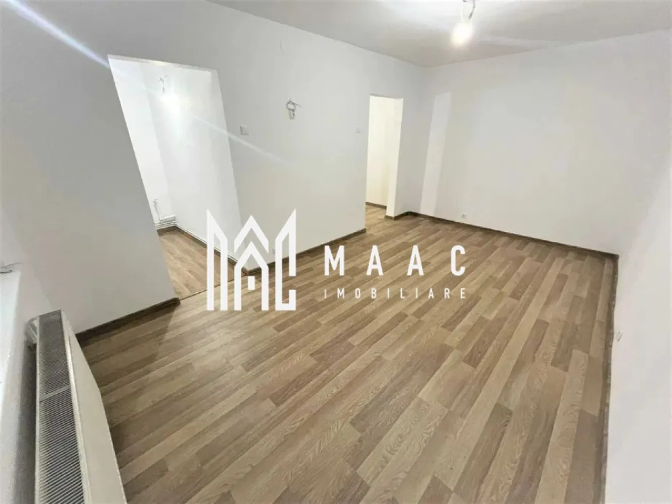 Spațiu de Birouri | Parter | 30 MPU | Sub Arini - MAAC Imobiliare vă propune spre închiriere un spațiu luminos și complet renovat, ideal pentru activități profesionale diverse — de la cabinet de psihologie, birou de avocatură sau notarial.

Detalii proprietate:
Suprafață:30 mp utili

Complet renovată – prima închiriere după renovare

Finisaje moderne, în tonuri neutre, ușor de personalizat

Baie și bucătărie complet mobilate și utilate până la momentul predării

Cameră principală lăsată „la cheie”, adaptabilă activității chiriașului

Condiții închiriere:
se percepe o garanție în cuantumul unei luni de chirie

se caută chiriaș pe termen lung

Pentru mai multe detalii sau pentru a programa o vizionare, contactați-ne și specificați codul de identificare al proprietății ID:CP2786957.