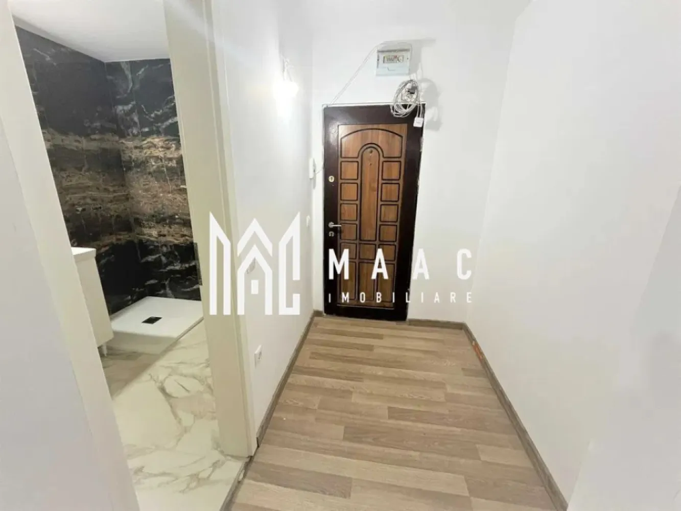Spațiu de Birouri | Parter | 30 MPU | Sub Arini - MAAC Imobiliare vă propune spre închiriere un spațiu luminos și complet renovat, ideal pentru activități profesionale diverse — de la cabinet de psihologie, birou de avocatură sau notarial.

Detalii proprietate:
Suprafață:30 mp utili

Complet renovată – prima închiriere după renovare

Finisaje moderne, în tonuri neutre, ușor de personalizat

Baie și bucătărie complet mobilate și utilate până la momentul predării

Cameră principală lăsată „la cheie”, adaptabilă activității chiriașului

Condiții închiriere:
se percepe o garanție în cuantumul unei luni de chirie

se caută chiriaș pe termen lung

Pentru mai multe detalii sau pentru a programa o vizionare, contactați-ne și specificați codul de identificare al proprietății ID:CP2786957.