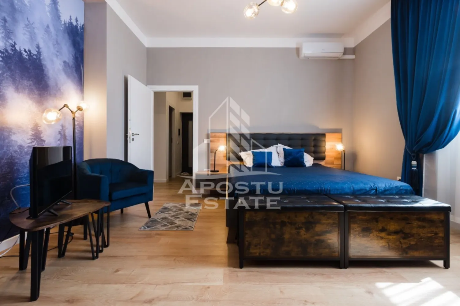 Apartament cu 2 camere de inchiriat, Timisoara zona Ultracentral - Agentia imobiliara APOSTU ESTATE va propune spre inchiriere un apartament cu 2 camere, spatios si luminos, situat in zona Centrala, o zona bine pozitionata din Timisoara, potrivit pentru cupluri,familii, sau studenti care isi doresc o locuinta unde sa se simta confortabil si cu acces facil catre scoli, statii de autobuz, supermarketuri , magazine de zona, parcuri.

Suprafata utila: 60mp
Compartimentare eficienta:
-Hol de acces generos
-Bucatarie complet mobilata si utilata, cu loc de luat masa
-Living luminos si spatios
-Dormitor mobilat si utilat
-Baie prevazuta cu dus si inca o baie de serviciu

Confort si facilitati:
-Incalzirea apartamentului: centrala proprie
-Apartamentul este complet mobilat si utilat
-Nu se accepta animale de companie de catre proprietar

Localizare:
-Timis,Timisoara, zona Centrala – acces facil spre magazine, supermarket, scoli, parcuri si mijloace de transport in comun.

Ideal pentru:
-Familii
-Cupluri
-Studenti

Disponibilitate: imediata
Pret chirie lunara: 700 Euro
Programeaza o vizionare pentru a-ti putea imagina viitorul aici!
ID intern:CP3157253