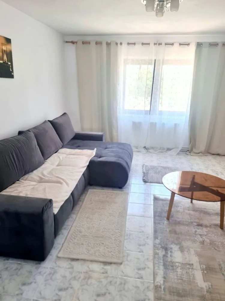 Apartament 3 camere de închiriat – Zona Gară – 85 mp – Etaj 3 - Se oferă spre închiriere un apartament spațios cu 3 camere, situat la etajul 3, într-o zonă foarte accesibilă, în apropierea Gării. Locuința are o suprafață de 85 mp și este ideală pentru o familie sau pentru persoane care își doresc confort și spațiu.

Apartamentul este compartimentat astfel:
3 camere spațioase și luminoase;
2 băi;
bucătărie;
hol generos.
Locuința se prezintă într-o stare foarte bună, iar aproximativ 90% din mobilier este nou, oferind un ambient plăcut și modern.
Imobilul beneficiază de o amplasare excelentă, cu acces rapid către mijloace de transport în comun, magazine, școli, grădinițe și alte puncte de interes.

Preț chirie: 460 euro/lună
Garanție returnabilă: 460 euro
La semnarea contractului se achită prima lună de chirie, garanția și comisionul agenției imobiliare.

Pentru informații suplimentare și programarea unei vizionări:
Liliana Ene – MAG INVEST
Telefon: 0746 252 252