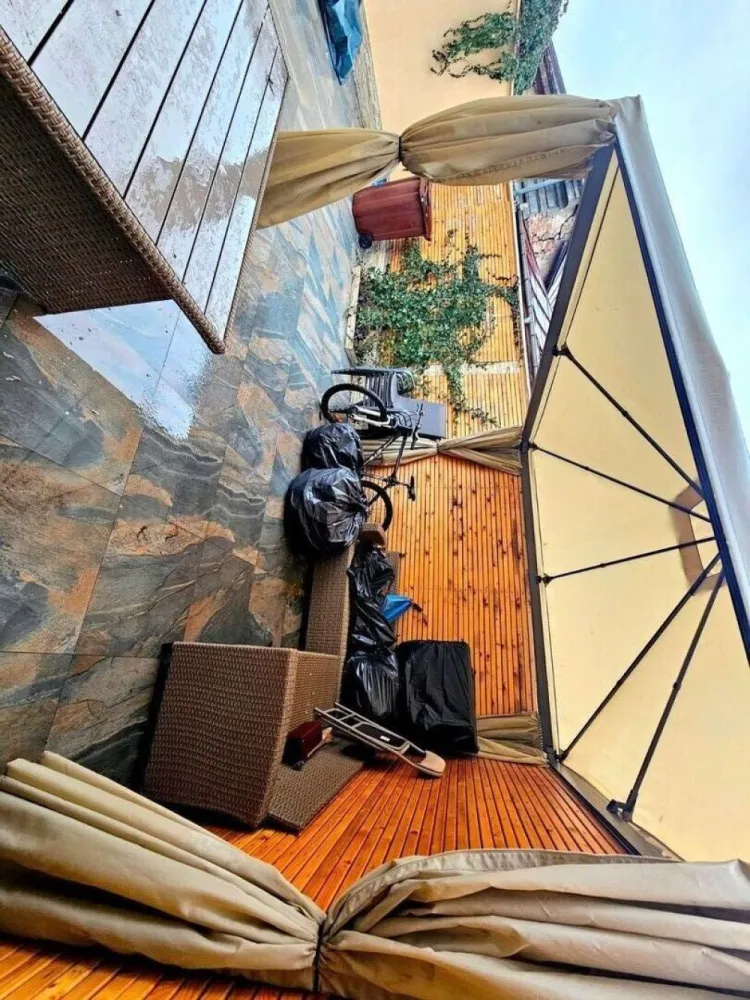 De vanzare casa 2 camere, renovata -Piata Centrala, 89.000 euro - Vând casă situată în zona Piata Centrală, Galați, singur in curte, ideală pentru cei care doresc o locuință confortabilă și accesibilă. Constructia, din cărămidă, a fost edificată în anul 1966 și a fost renovată integral, fiind gata de utilizare. Casa are o suprafață de aproximativ 56 mp, dispunând de 2 camere, baie și bucătărie, și este partial mobilată pentru confortul dumneavoastră.
Aceasta beneficiază de acoperiș din tablă Lindab, feronerie din plastic, încălzire pe gaz, aer condiționat, precum și sisteme de securitate moderne, inclusiv jaluzele, monitorizare și alarmă. Terenul total are 90 mp, având curte pavată cu dale și gard din zidărie, oferind intimitate și spațiu de relaxare.
Locuința se află într-o zonă cu acces facil datorită drumului asfaltat și este aproape de numeroase puncte de interes, precum: Muzeul de Artă Vizuală, Muzeul de Istorie, Parcul Eminescu, Restaurante: Chef Gigi Cookies, Hilton, Carrefour Market, stație de autobuz, gara, Colegiul Vasile Alecsandri, etc.
Prețul propus pentru această proprietate este de 89.000 euro. Se percepe comision de tranzacționare. Pentru mai multe informații sau programări, vă rugăm să ne contactați la telefon 0746.252.252 Liliana Ene.
Nu rata ocazia de a deveni proprietar al acestei case excelente în inima Galațiului!