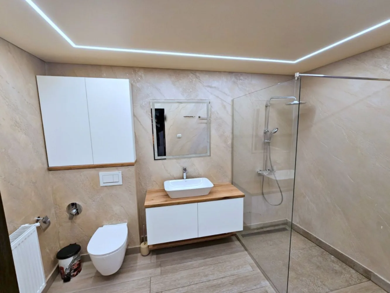 De vanzare casa 2 camere, renovata -Piata Centrala, 89.000 euro - Vând casă situată în zona Piata Centrală, Galați, singur in curte, ideală pentru cei care doresc o locuință confortabilă și accesibilă. Constructia, din cărămidă, a fost edificată în anul 1966 și a fost renovată integral, fiind gata de utilizare. Casa are o suprafață de aproximativ 56 mp, dispunând de 2 camere, baie și bucătărie, și este partial mobilată pentru confortul dumneavoastră.
Aceasta beneficiază de acoperiș din tablă Lindab, feronerie din plastic, încălzire pe gaz, aer condiționat, precum și sisteme de securitate moderne, inclusiv jaluzele, monitorizare și alarmă. Terenul total are 90 mp, având curte pavată cu dale și gard din zidărie, oferind intimitate și spațiu de relaxare.
Locuința se află într-o zonă cu acces facil datorită drumului asfaltat și este aproape de numeroase puncte de interes, precum: Muzeul de Artă Vizuală, Muzeul de Istorie, Parcul Eminescu, Restaurante: Chef Gigi Cookies, Hilton, Carrefour Market, stație de autobuz, gara, Colegiul Vasile Alecsandri, etc.
Prețul propus pentru această proprietate este de 89.000 euro. Se percepe comision de tranzacționare. Pentru mai multe informații sau programări, vă rugăm să ne contactați la telefon 0746.252.252 Liliana Ene.
Nu rata ocazia de a deveni proprietar al acestei case excelente în inima Galațiului!