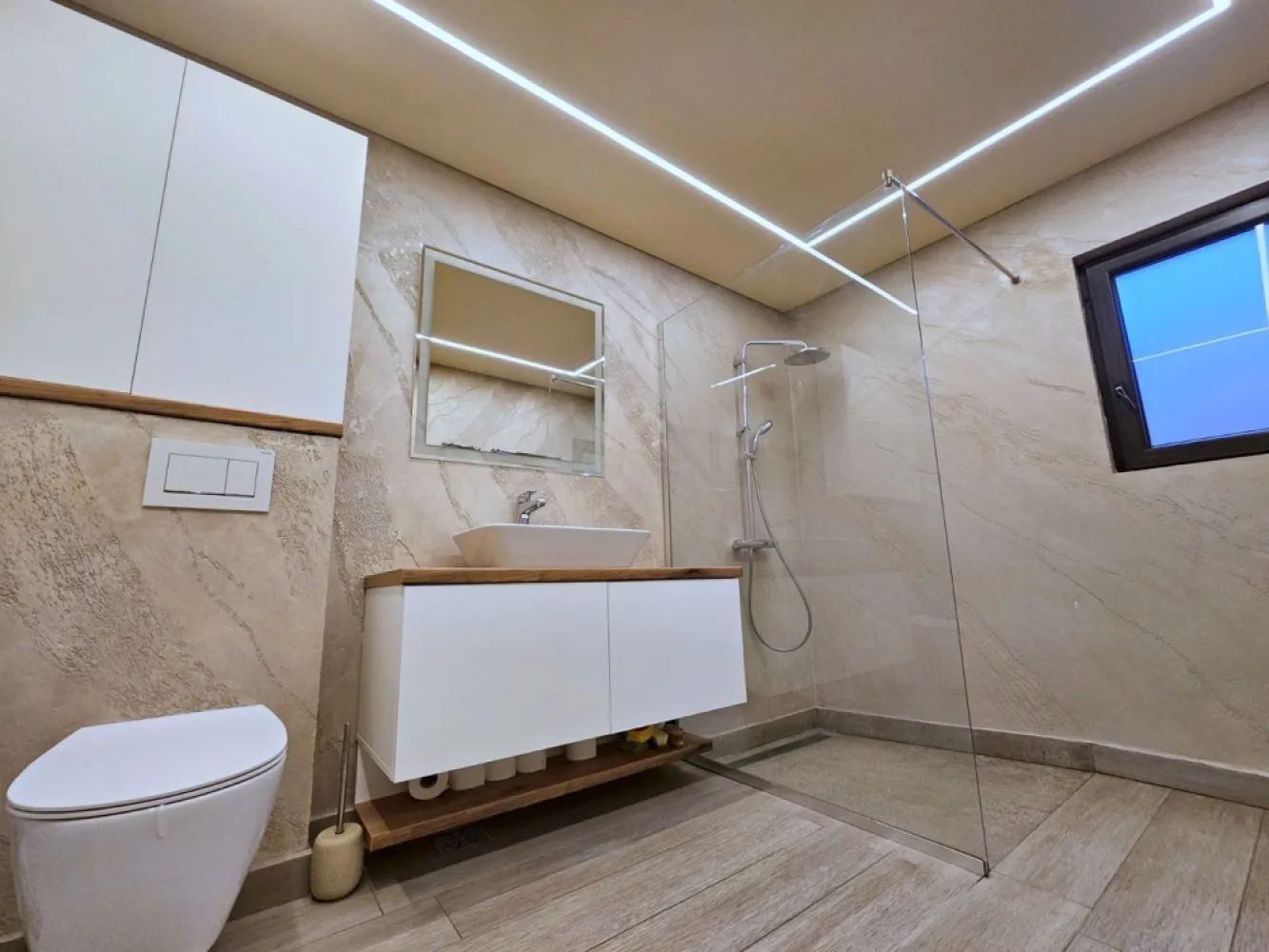 De vanzare casa 2 camere, renovata -Piata Centrala, 89.000 euro - Vând casă situată în zona Piata Centrală, Galați, singur in curte, ideală pentru cei care doresc o locuință confortabilă și accesibilă. Constructia, din cărămidă, a fost edificată în anul 1966 și a fost renovată integral, fiind gata de utilizare. Casa are o suprafață de aproximativ 56 mp, dispunând de 2 camere, baie și bucătărie, și este partial mobilată pentru confortul dumneavoastră.
Aceasta beneficiază de acoperiș din tablă Lindab, feronerie din plastic, încălzire pe gaz, aer condiționat, precum și sisteme de securitate moderne, inclusiv jaluzele, monitorizare și alarmă. Terenul total are 90 mp, având curte pavată cu dale și gard din zidărie, oferind intimitate și spațiu de relaxare.
Locuința se află într-o zonă cu acces facil datorită drumului asfaltat și este aproape de numeroase puncte de interes, precum: Muzeul de Artă Vizuală, Muzeul de Istorie, Parcul Eminescu, Restaurante: Chef Gigi Cookies, Hilton, Carrefour Market, stație de autobuz, gara, Colegiul Vasile Alecsandri, etc.
Prețul propus pentru această proprietate este de 89.000 euro. Se percepe comision de tranzacționare. Pentru mai multe informații sau programări, vă rugăm să ne contactați la telefon 0746.252.252 Liliana Ene.
Nu rata ocazia de a deveni proprietar al acestei case excelente în inima Galațiului!