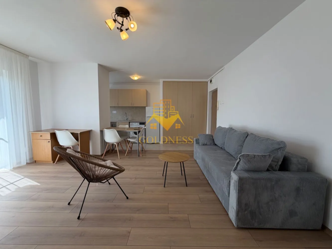 1 camera, Gheorgheni, Constantin Brancusi, Zona Alverna - GOLDNESS Imobiliare vă propune spre închiriere un apartament cu o camera complet mobilat și utilat, la etajul 3 într-un imobil de 4 etaje, în cartierul Gheorgheni. 
 Apartamentul este compartimentat astfel:
- living cu bucatarie open-space complet utilată, canapea extensibla, loc de servit masa.
- Nișa de dormit pe pat dublu, spatiu pentru depozitare
- baie cu cabina de dus calorifer port prosop inox și dulap pentru depozitare.
- balcon 4 mp.

Imobilul este dotat cu toate cele necesare- centrală proprie, mașină de spălat haine, frigider, plită electrică, hotă, etc.
Se află în apropierea stațiilor de transport în comun, magazine, restaurante, spații verzi, farmacii, etc.

Dacă sunteți interesați de acest apartament și doriți să îl vizionați, dar și pentru alte oferte sau detalii nu ezitați să ne contactați telefonic sau prin e-mail - goldnessimobiliare@gmail.com. Vă stăm la dispoziție!
Pentru intermediere se percepe un comision de 50% din prețul chiriei!