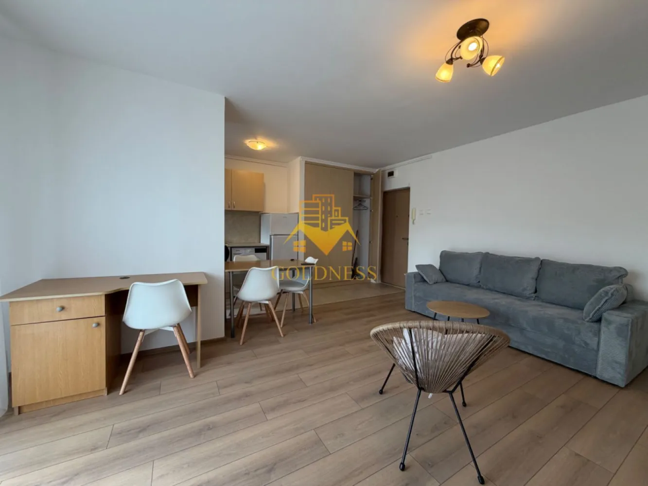 1 camera, Gheorgheni, Constantin Brancusi, Zona Alverna - GOLDNESS Imobiliare vă propune spre închiriere un apartament cu o camera complet mobilat și utilat, la etajul 3 într-un imobil de 4 etaje, în cartierul Gheorgheni. 
 Apartamentul este compartimentat astfel:
- living cu bucatarie open-space complet utilată, canapea extensibla, loc de servit masa.
- Nișa de dormit pe pat dublu, spatiu pentru depozitare
- baie cu cabina de dus calorifer port prosop inox și dulap pentru depozitare.
- balcon 4 mp.

Imobilul este dotat cu toate cele necesare- centrală proprie, mașină de spălat haine, frigider, plită electrică, hotă, etc.
Se află în apropierea stațiilor de transport în comun, magazine, restaurante, spații verzi, farmacii, etc.

Dacă sunteți interesați de acest apartament și doriți să îl vizionați, dar și pentru alte oferte sau detalii nu ezitați să ne contactați telefonic sau prin e-mail - goldnessimobiliare@gmail.com. Vă stăm la dispoziție!
Pentru intermediere se percepe un comision de 50% din prețul chiriei!